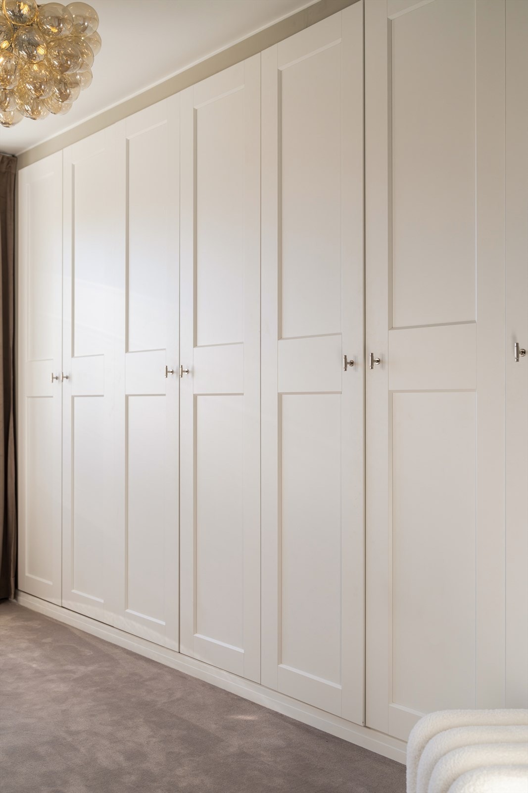 En integrert garderobeløsning langs veggen gir også her gode lagringsmuligheter. Galleribilde