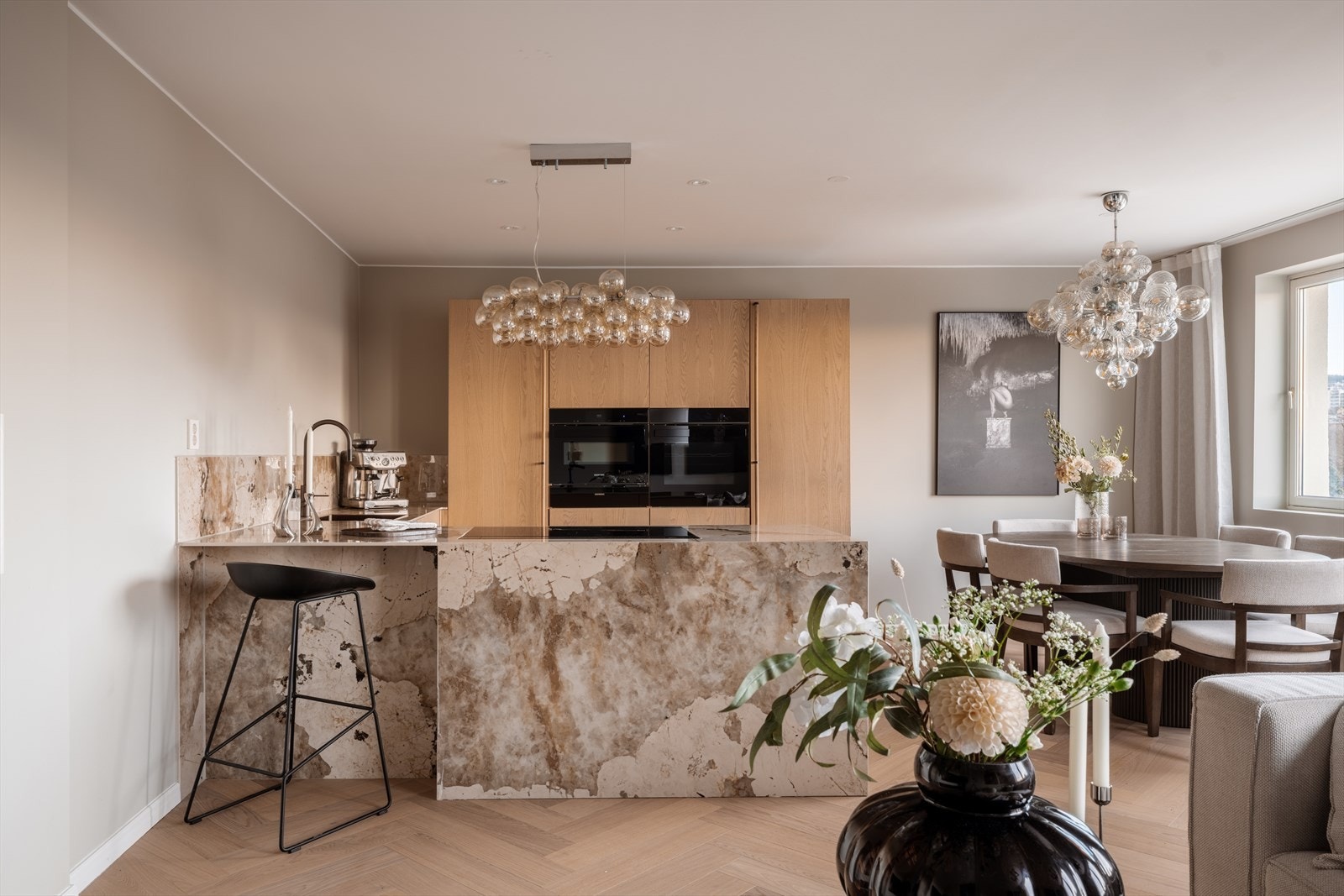 Kjøkkenøya er kledd i den særpregede Dekton-steinen Khalo fra Stonedinavia. Galleribilde