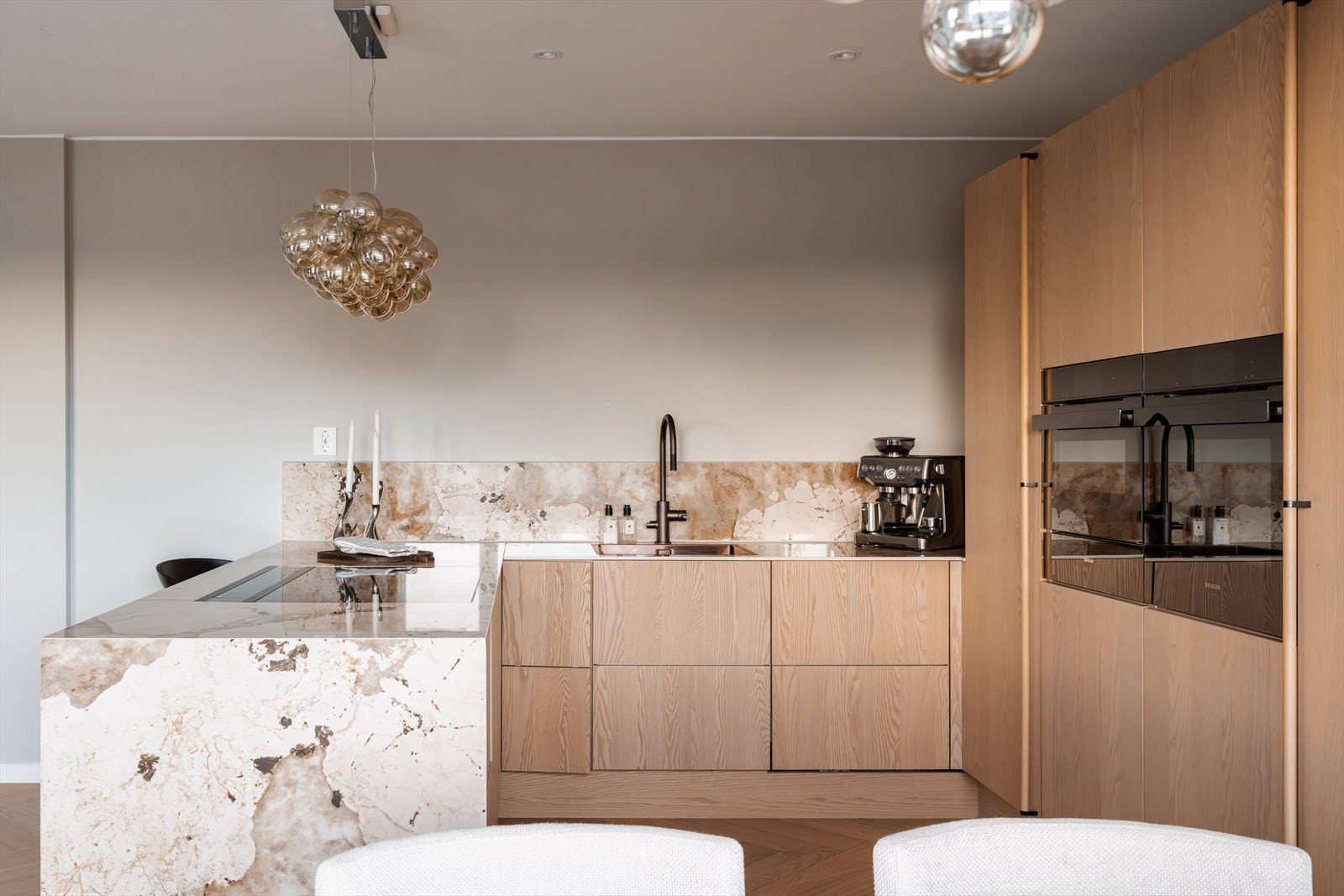 Innredningen har stilrene, glatte fronter i eik som gir et varmt og moderne uttrykk. Galleribilde