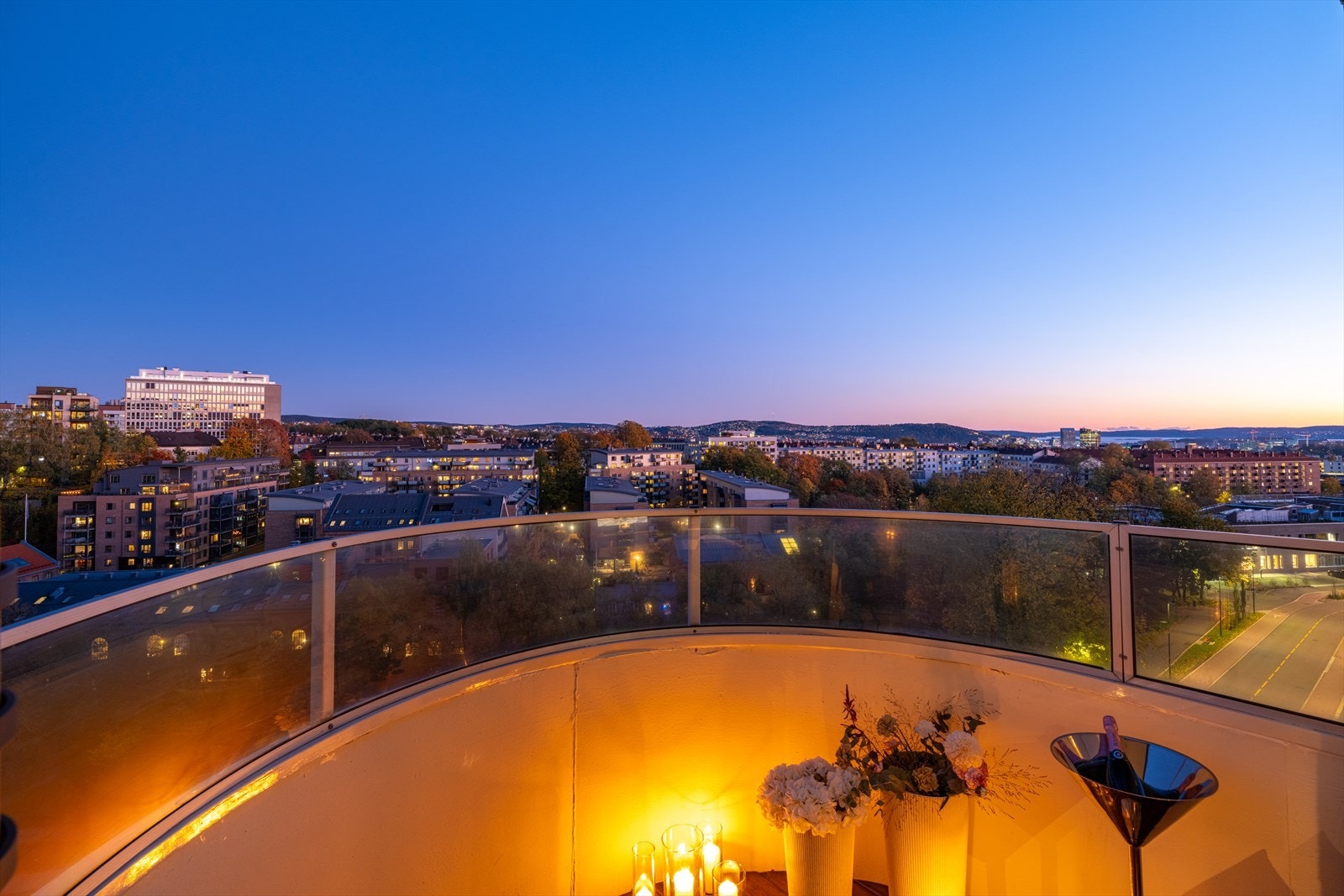 Fra balkongen har man et åpent utsyn over bybildet og de omkringliggende åsene. Galleribilde