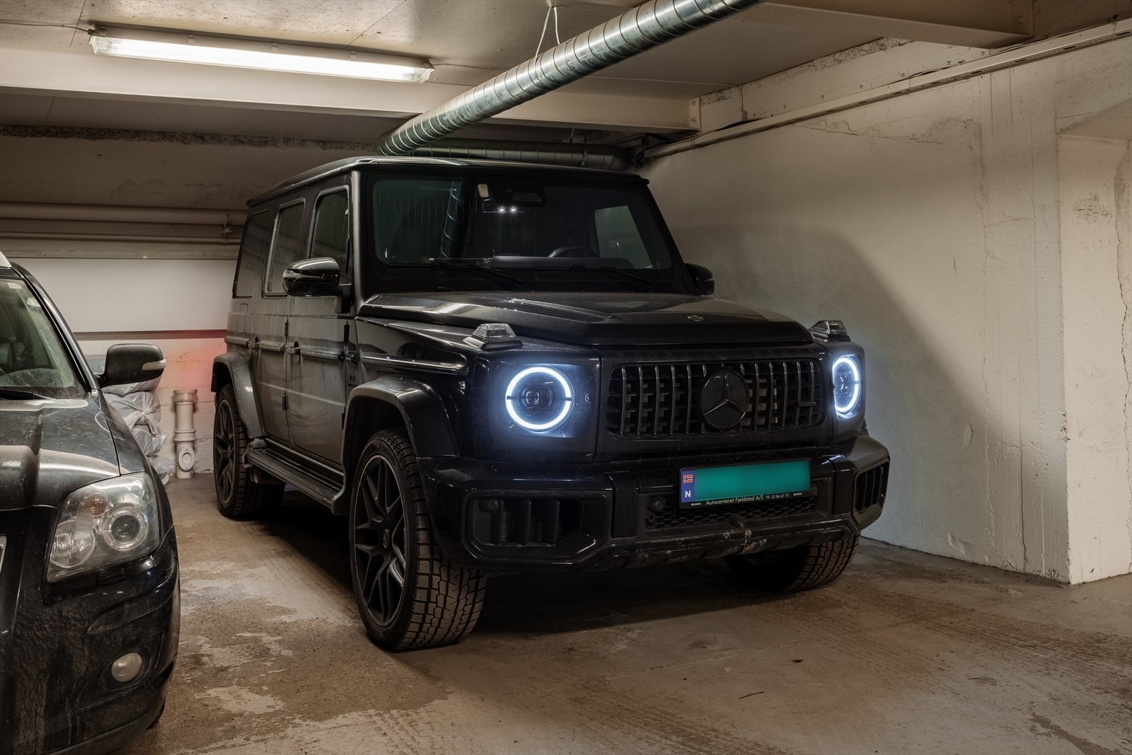 Borettslaget har 21 garasjeplasser som leies ut etter venteliste. For å kunne leie må man ha bodd i borettslaget i minst ett år, og styret kontaktes for å settes på venteliste. Galleribilde