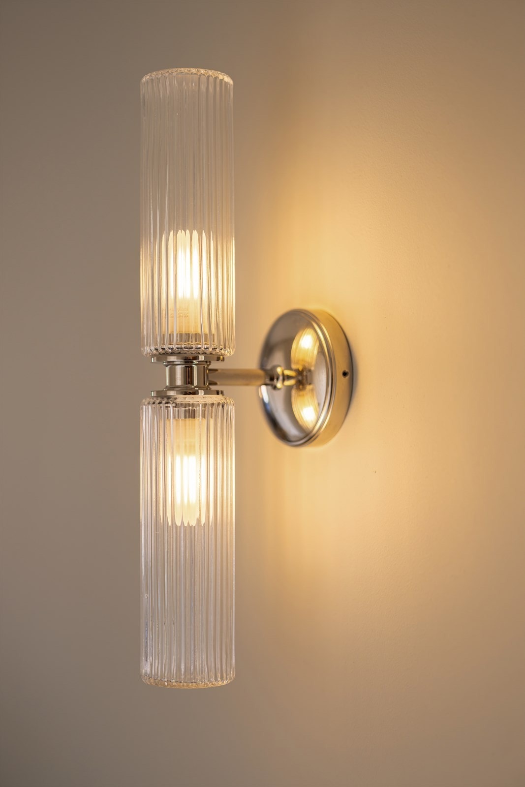 Veggmonterte lamper bidrar til en varm og stemningsfull belysning i gangen. Galleribilde