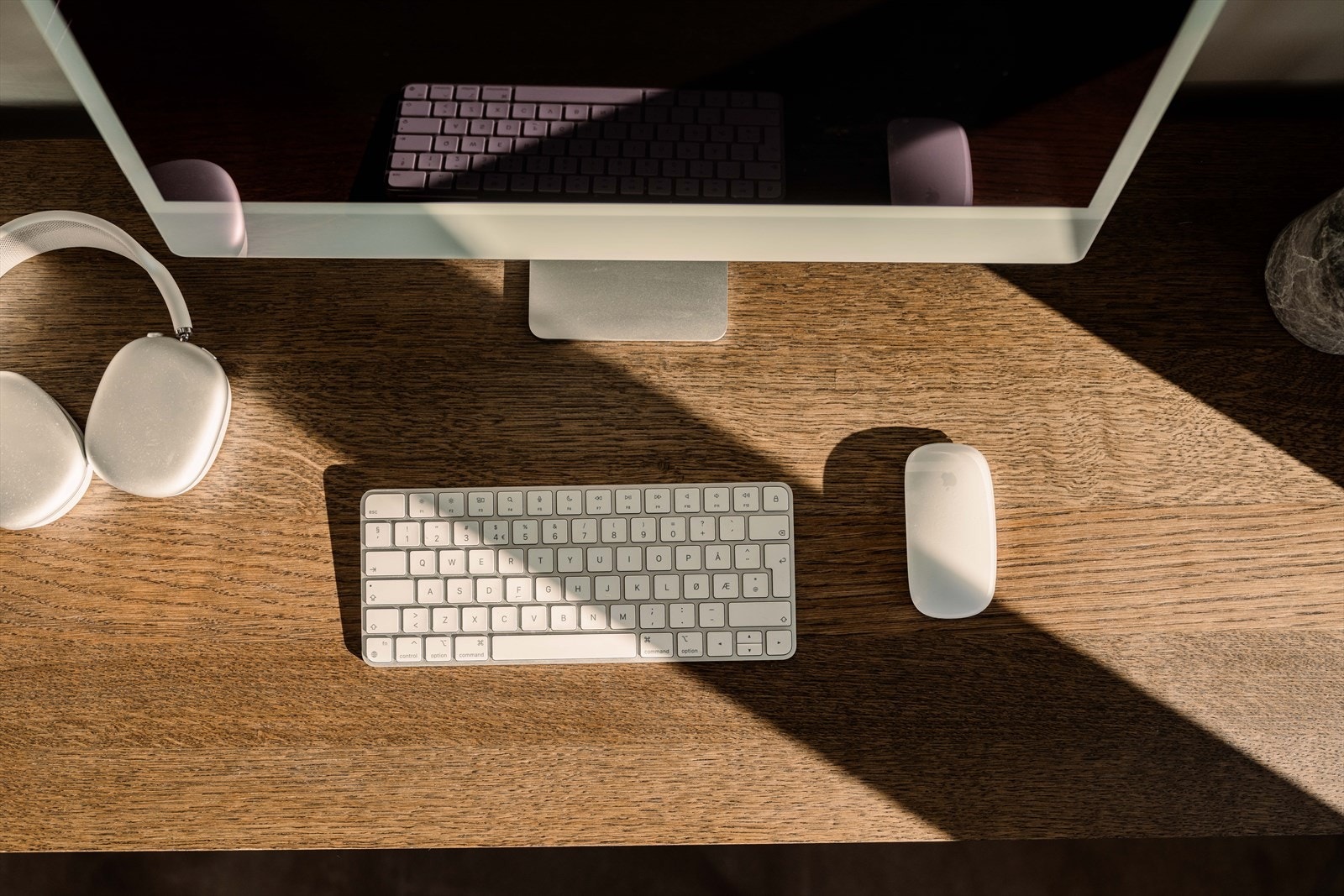 Rommet har god plass til en arbeidsstasjon for et effektivt hjemmekontor. Galleribilde