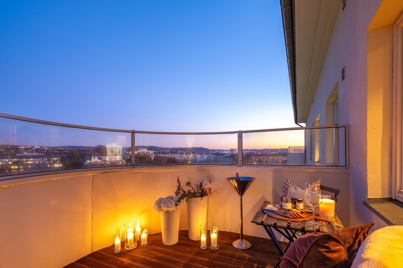 Uteplassen har plass til en sittegruppe for å nyte rolige dager. Galleribilde