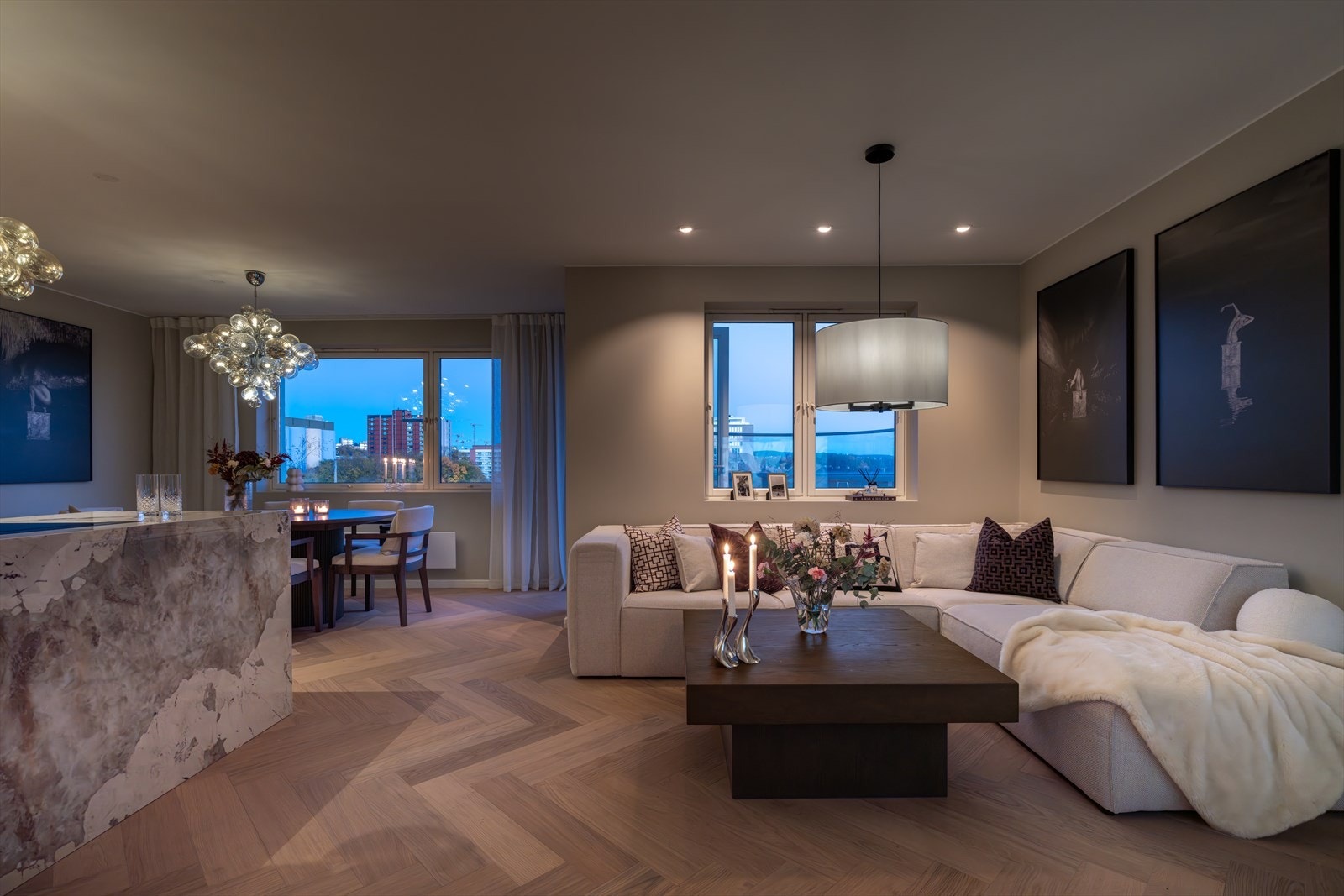 En takhøyde på 2,44 meter bidrar til den gode romfølelsen. Galleribilde