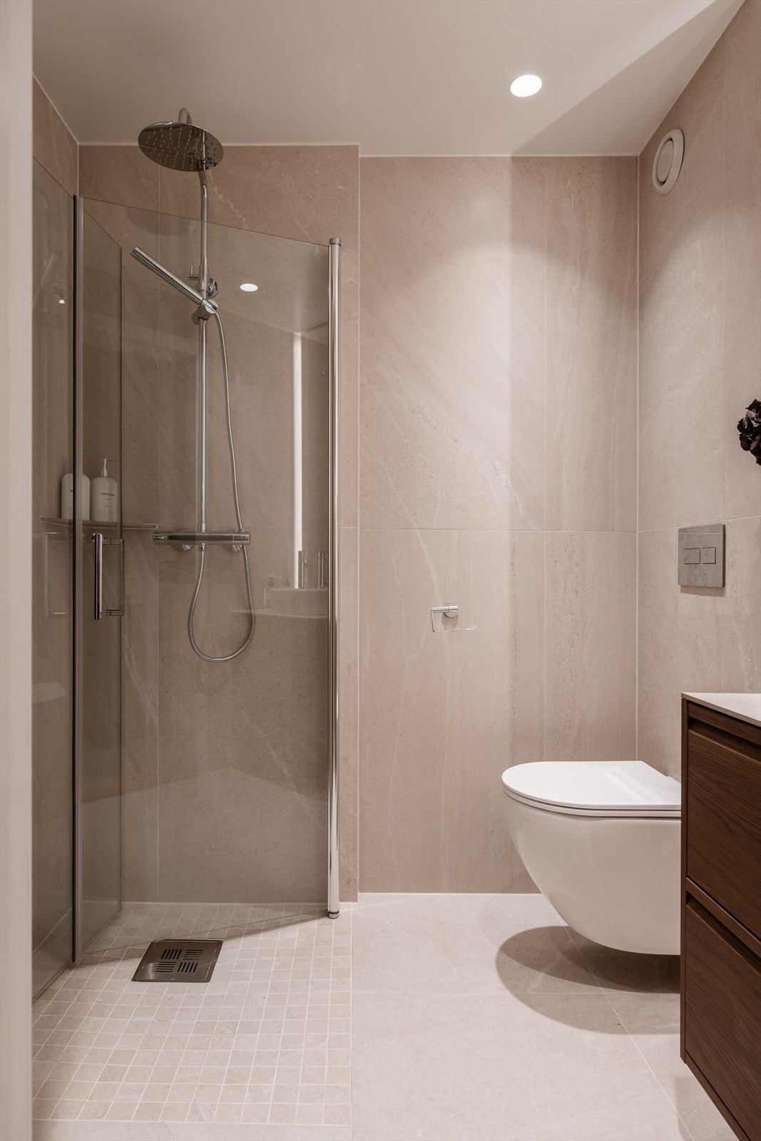 Badet er overflateoppusset i 2026, med fliser i varme toner og elektrisk gulvvarme. Galleribilde