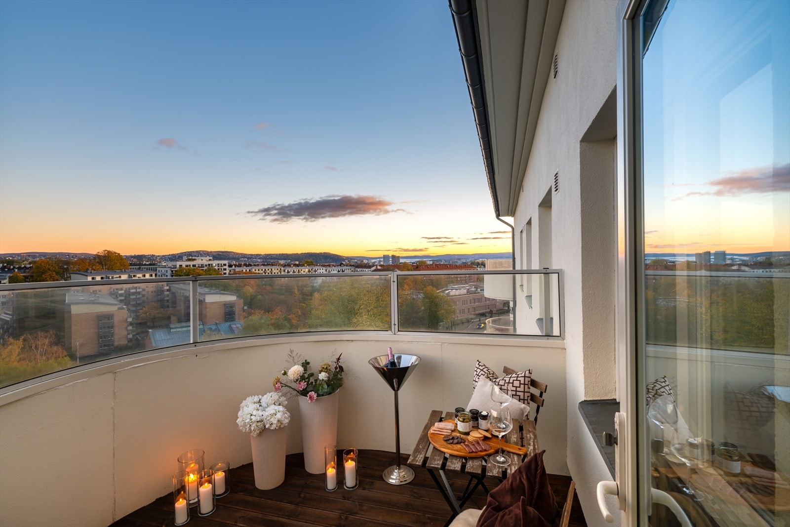 Balkongen på ca. 6,3 m² er en attraktiv forlengelse av leiligheten. Galleribilde