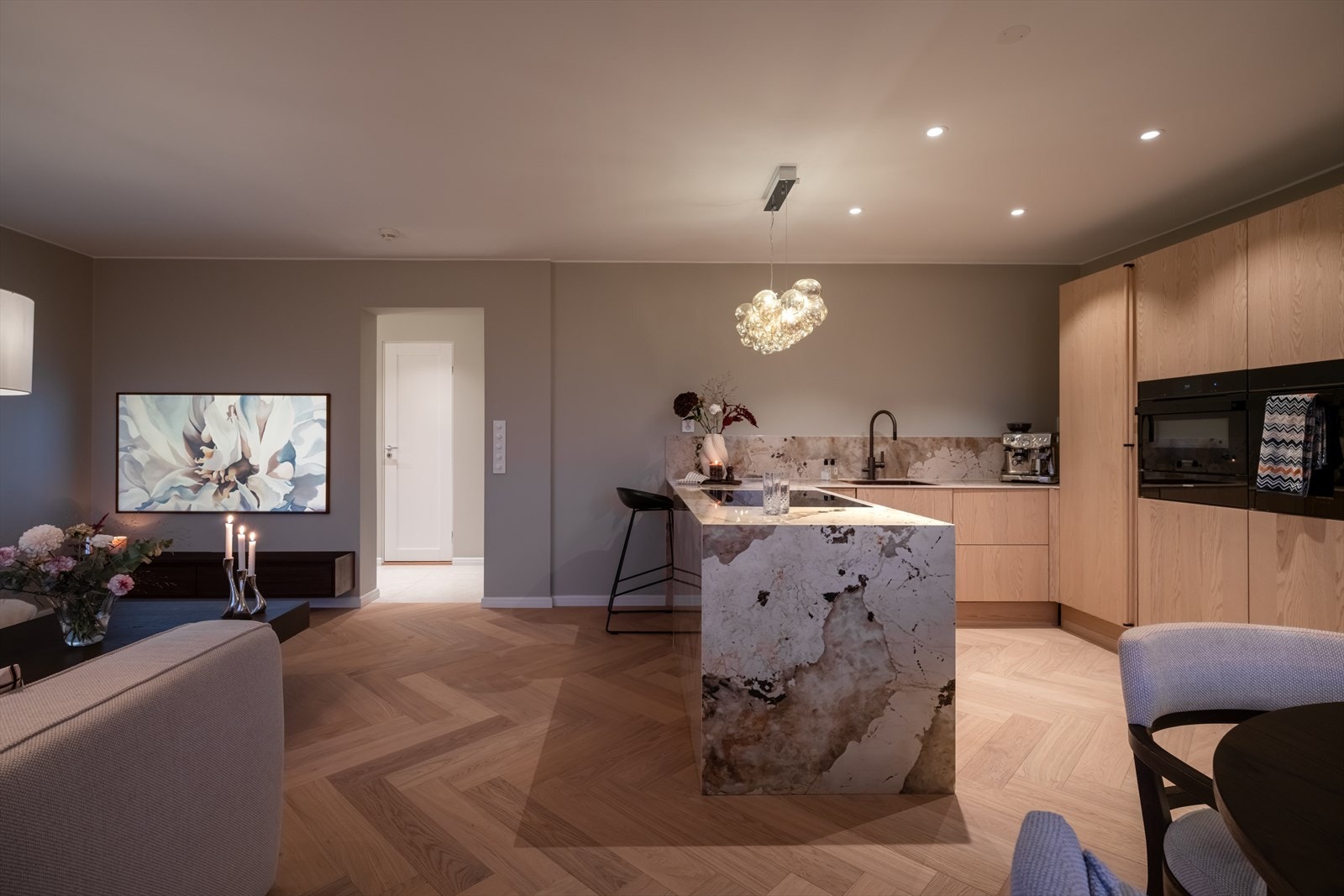 Leiligheten holder en gjennomført høy standard med påkostede og skreddersydde løsninger. Galleribilde