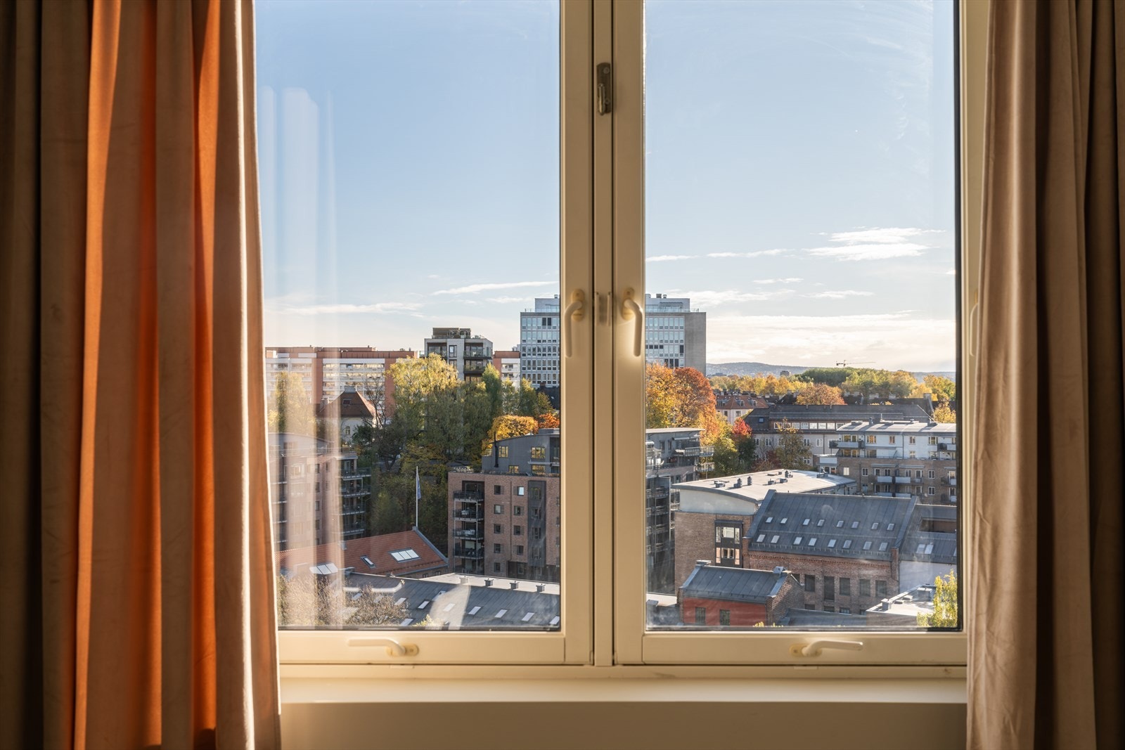 Vinduene med 2-lags isolerglass fra 2007 slipper inn godt med lys. Galleribilde