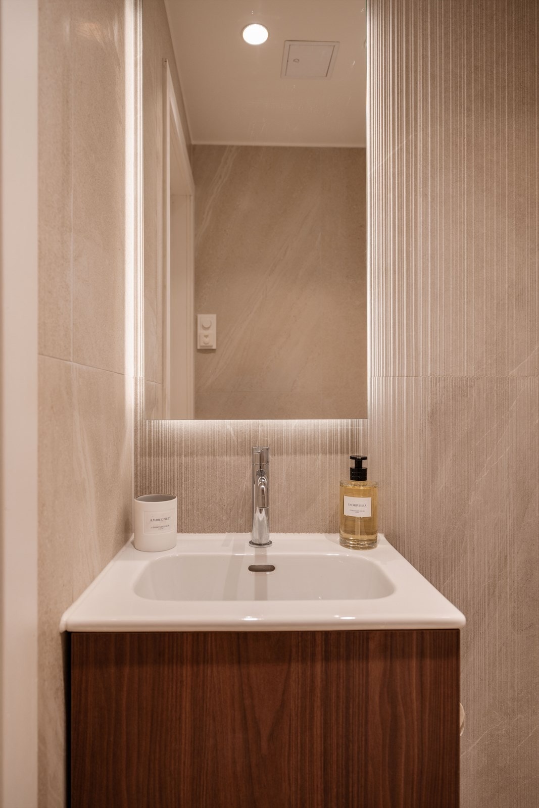 Toalettrommet er innredet i samme stil som badet, med servant og speil med integrert lys. Galleribilde