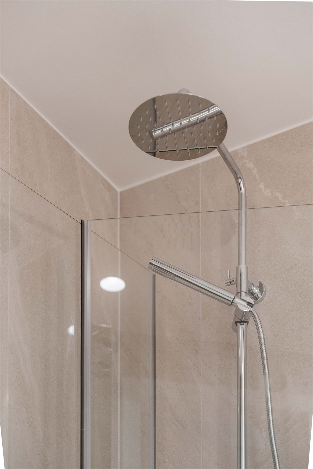 Dusjen har et moderne armatur med både takdusj og hånddusj for ekstra komfort. Galleribilde