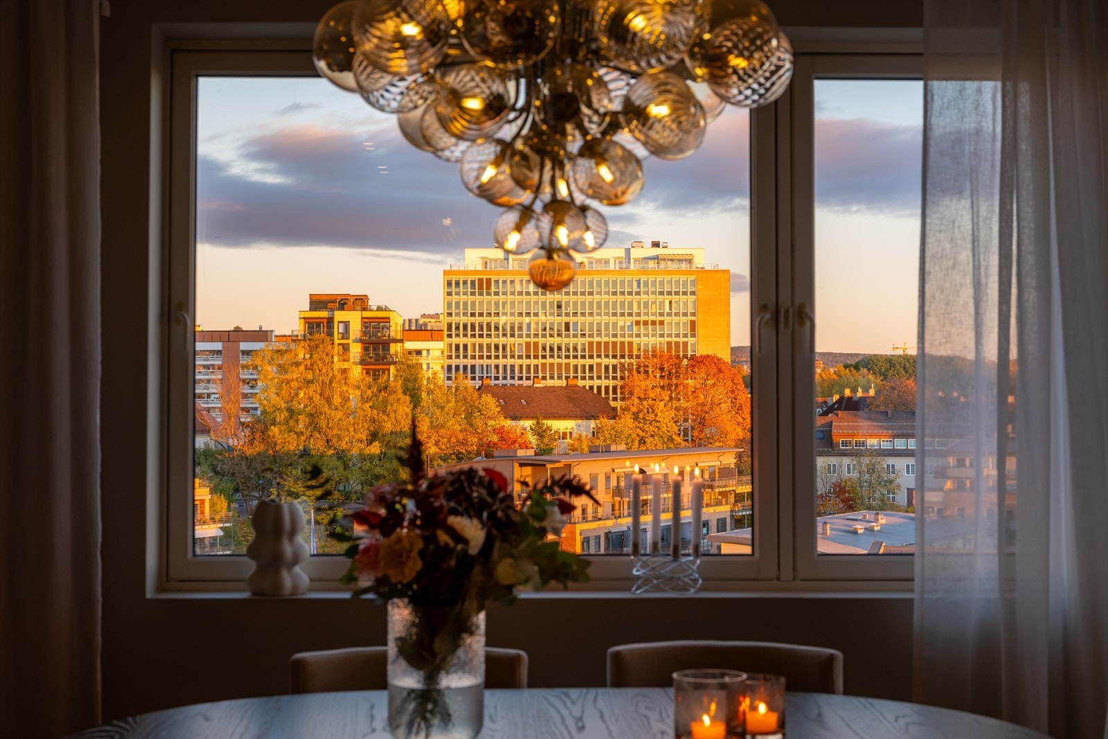 Hjørneleilighetens mange vinduer gir en flott ramme rundt utsikten, også på kveldstid. Galleribilde