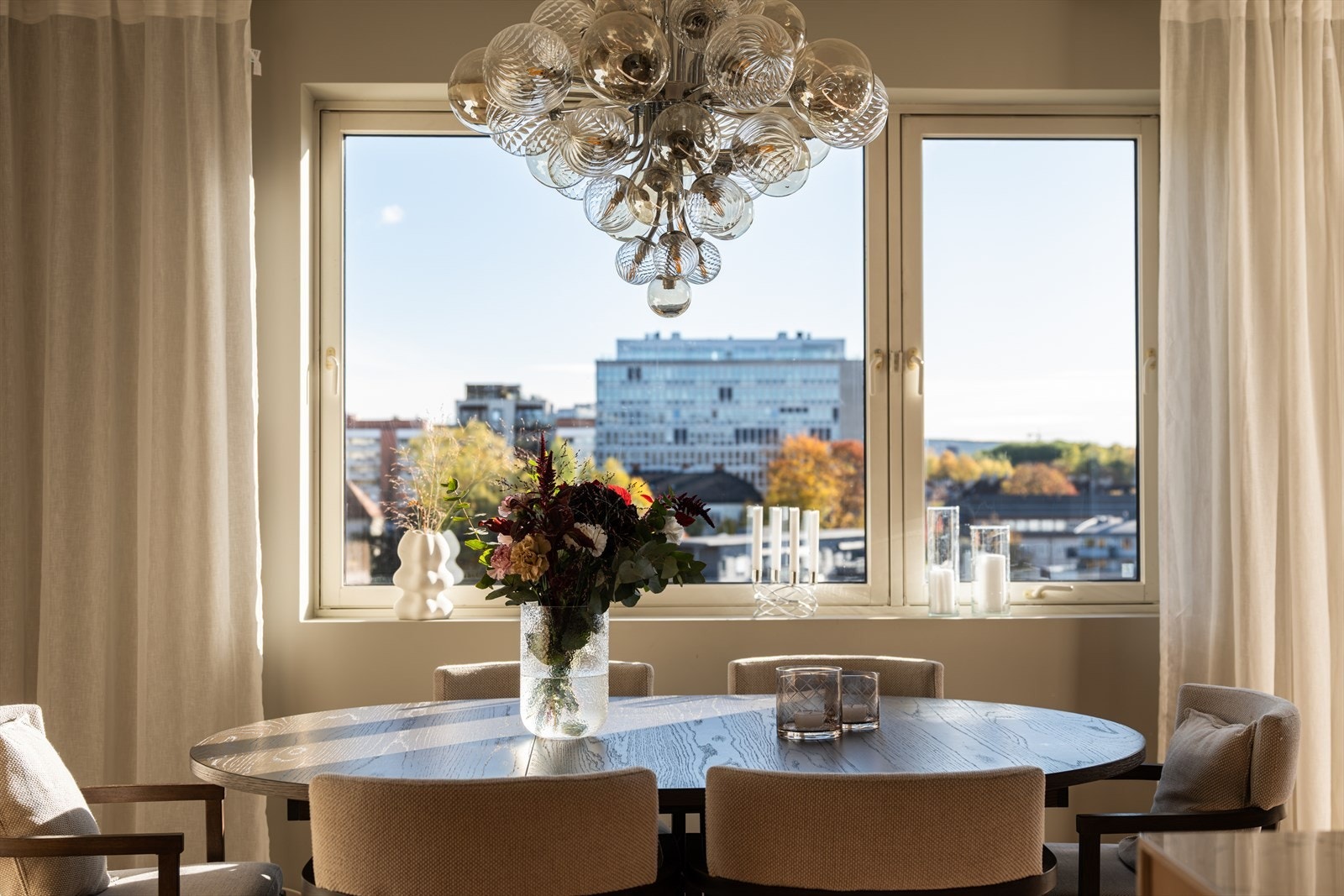 Fra spiseplassen er det et fint utsyn over nærområdet. Galleribilde