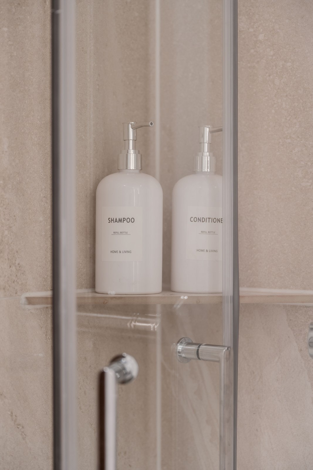 Dusjhjørnet har svingbare glassdører og en praktisk hylle til oppbevaring. Galleribilde