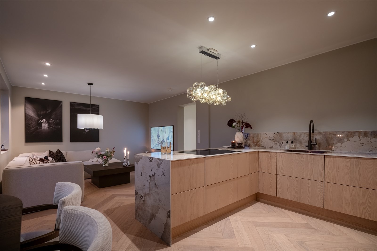 Gjennomgående fiskebensparkett gir et elegant og tidløst preg. Galleribilde