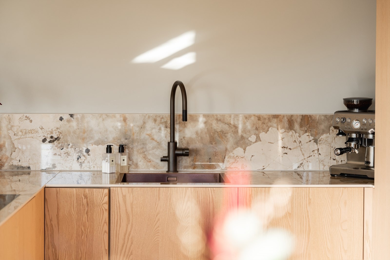 Benkeplaten i Dekton har en nedfelt vask som komplementerer det rene designet. Galleribilde