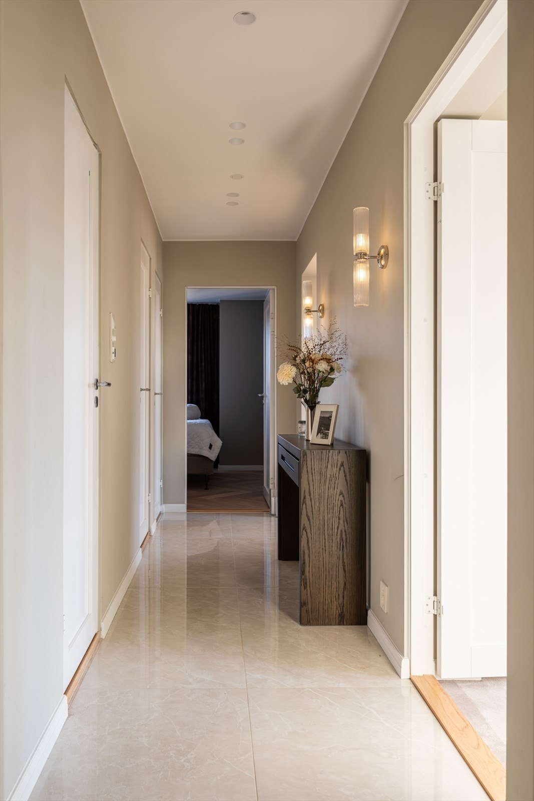 Entréen er innbydende med et delikat, flislagt gulv og elektrisk gulvvarme. Galleribilde