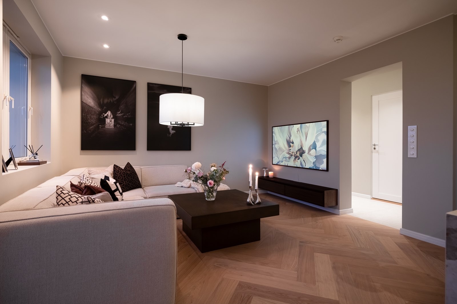 Stuen er romslig og har god plass til en større sofagruppe og tilhørende møblement. Galleribilde