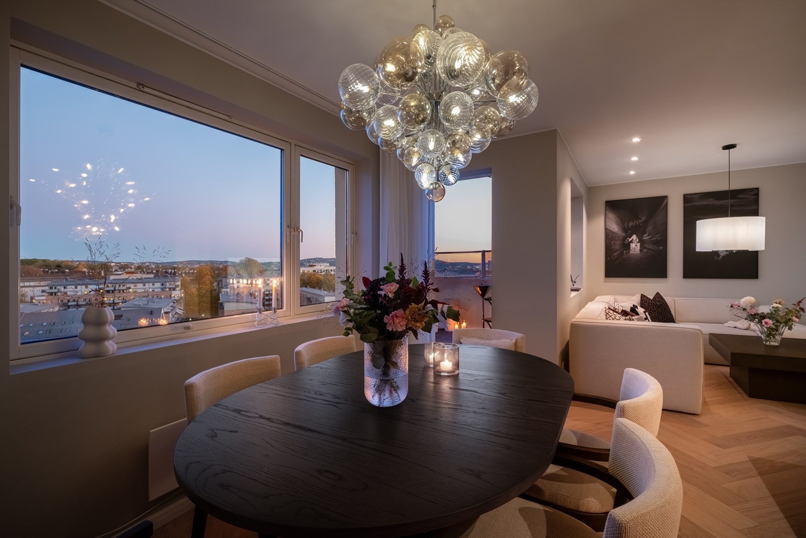 Innfelte downlights i himlingen gir en jevn og behagelig belysning i hele oppholdsrommet. Galleribilde