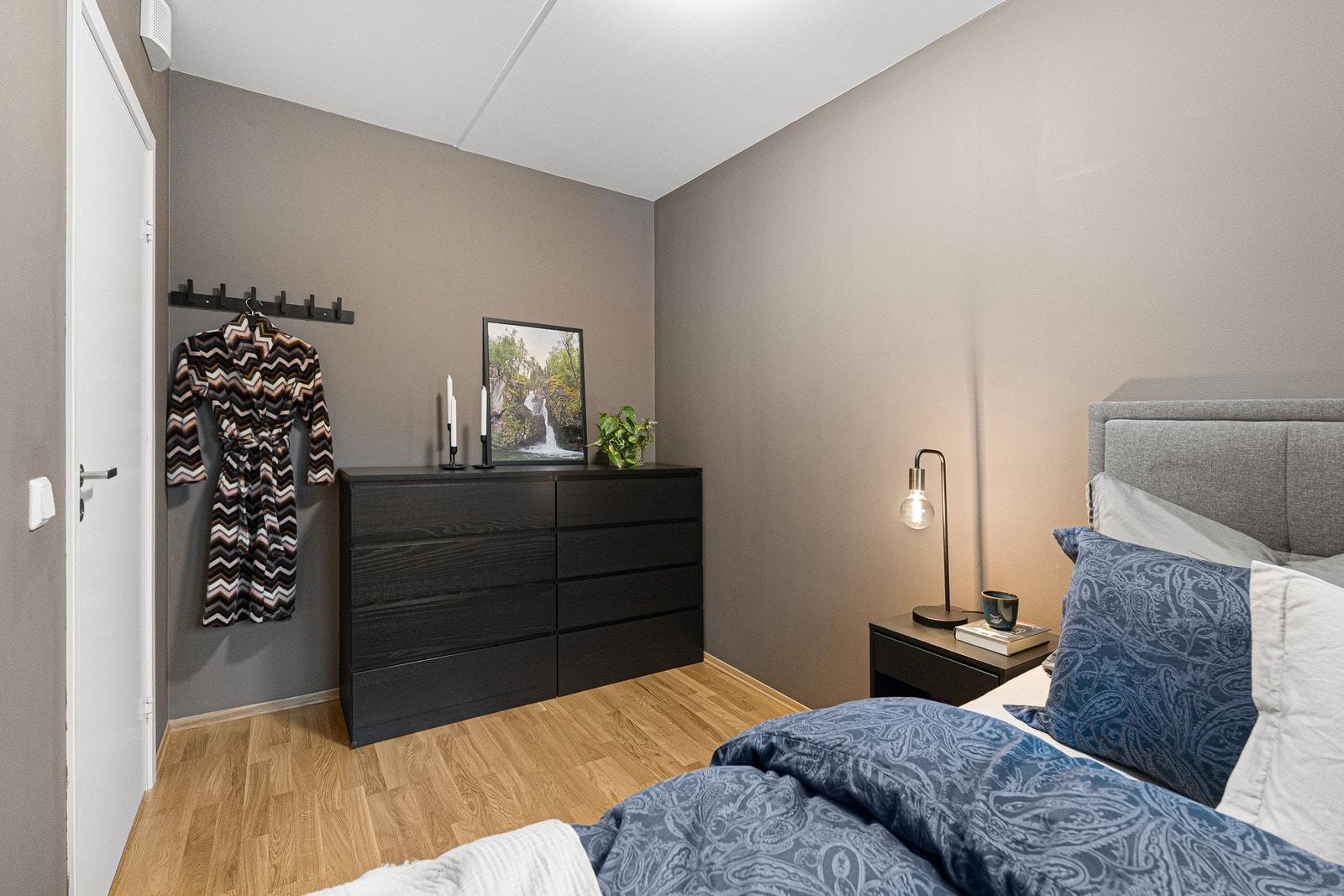 God plass til dobbeltseng samt tilhørende møblement. Galleribilde