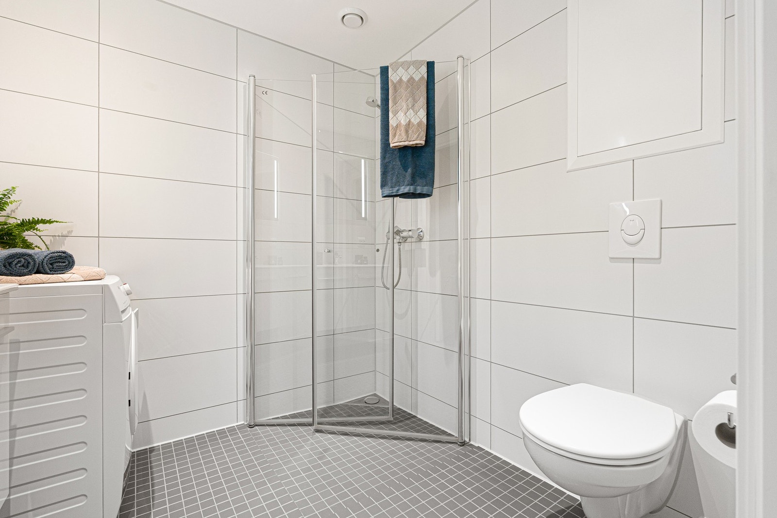 Varme i gulv samt downlights i himling. Galleribilde