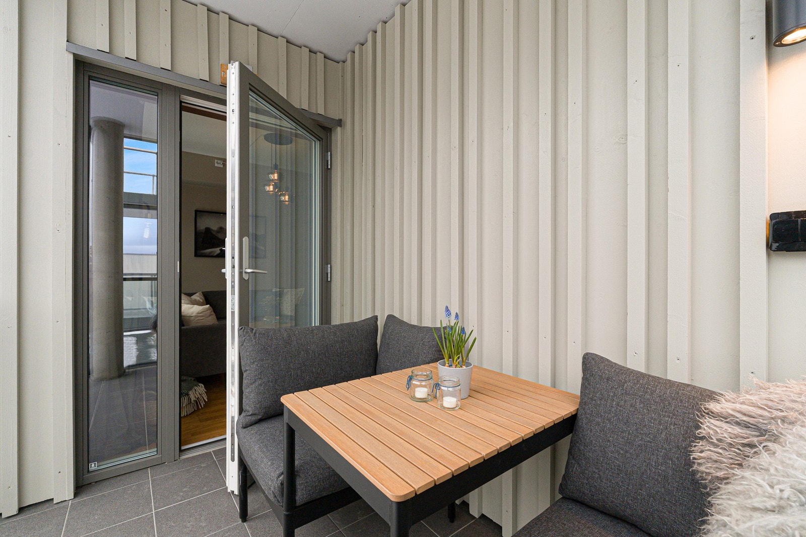 Balkongen er på ca. 4 kvm med plass til en utendørs sittegruppe. Galleribilde