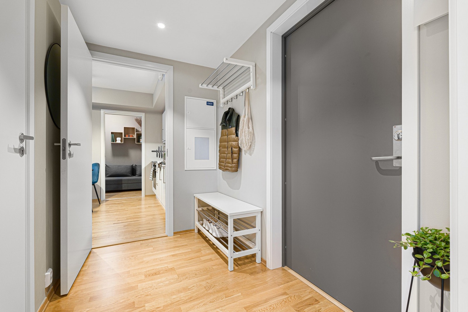 Innbydende entré med plass til oppheng. Bod i kjeller på 9 kvm. Galleribilde