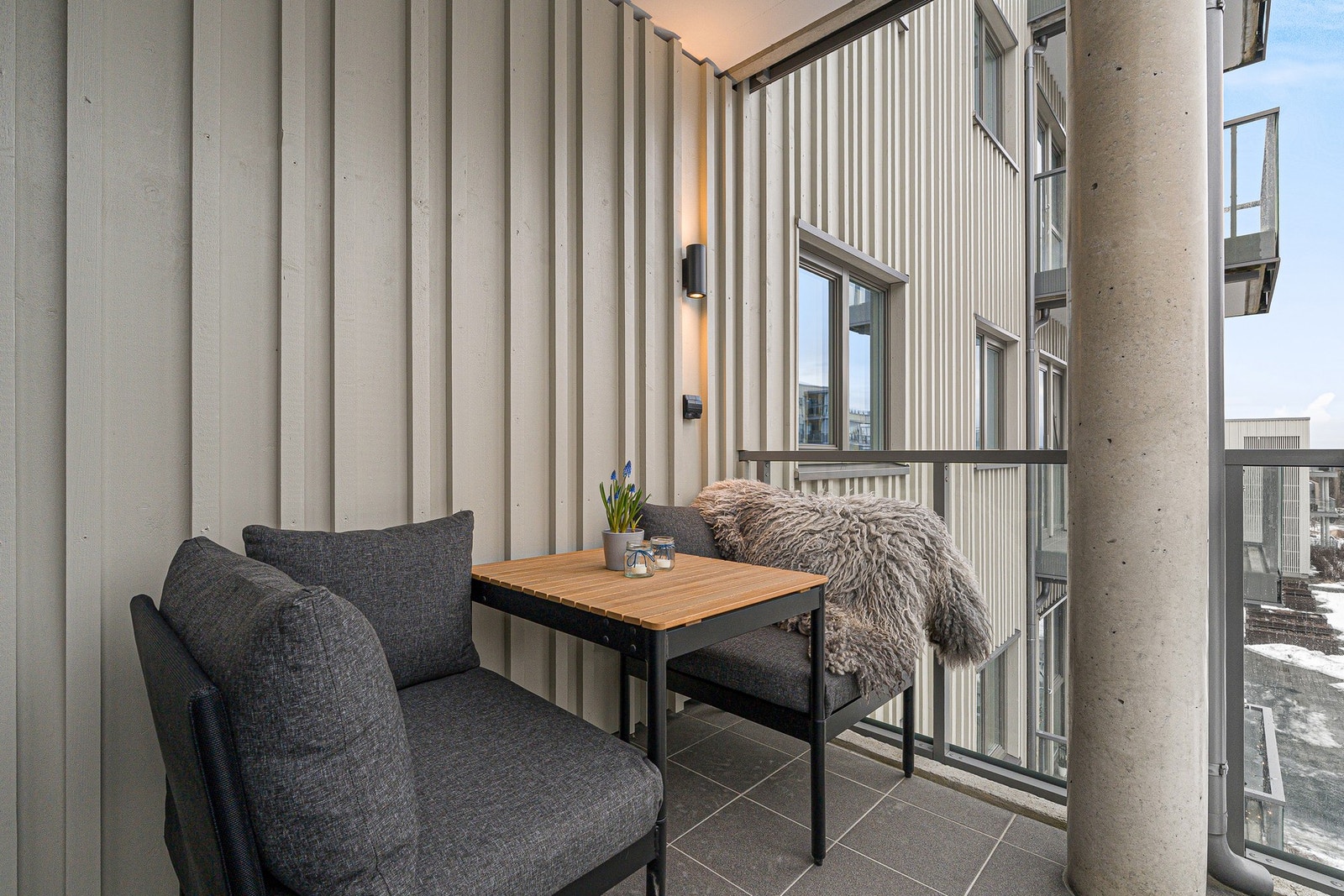 Balkongen er på ca. 4 kvm med plass til en utendørs sittegruppe. Galleribilde