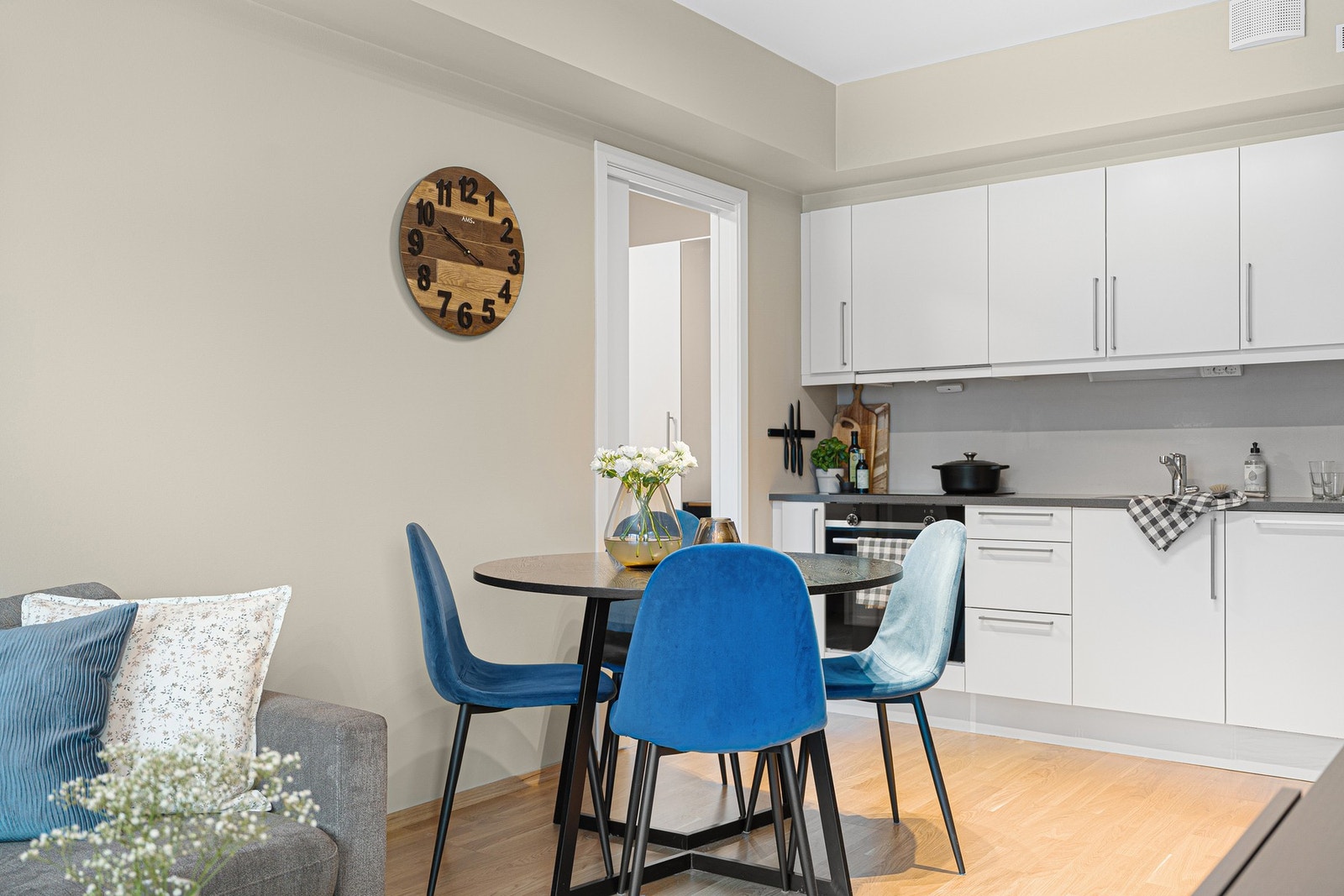 Spisebordet finner sin naturlige plassering mellom sofa og kjøkken. Galleribilde