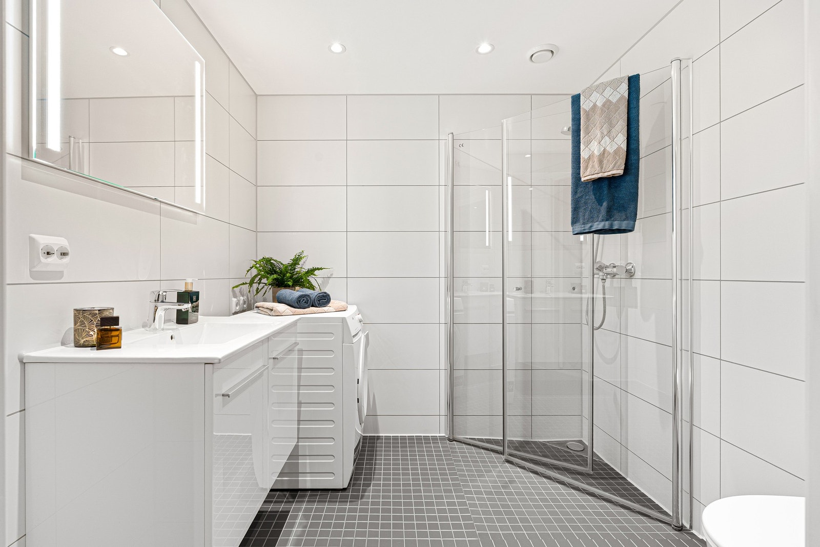 Stilrent, flislagt bad på 4,5 kvm. Galleribilde