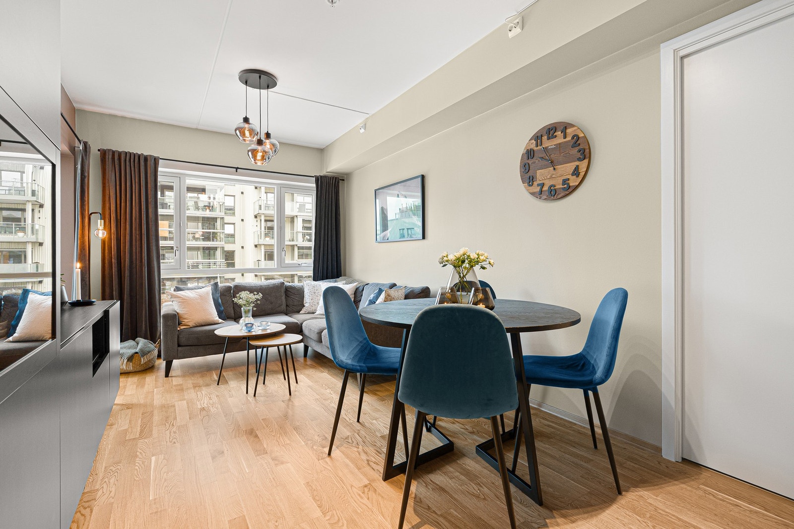 Stuen er på romslige 16 kvm, med plass til sofa samt spisebord. Galleribilde