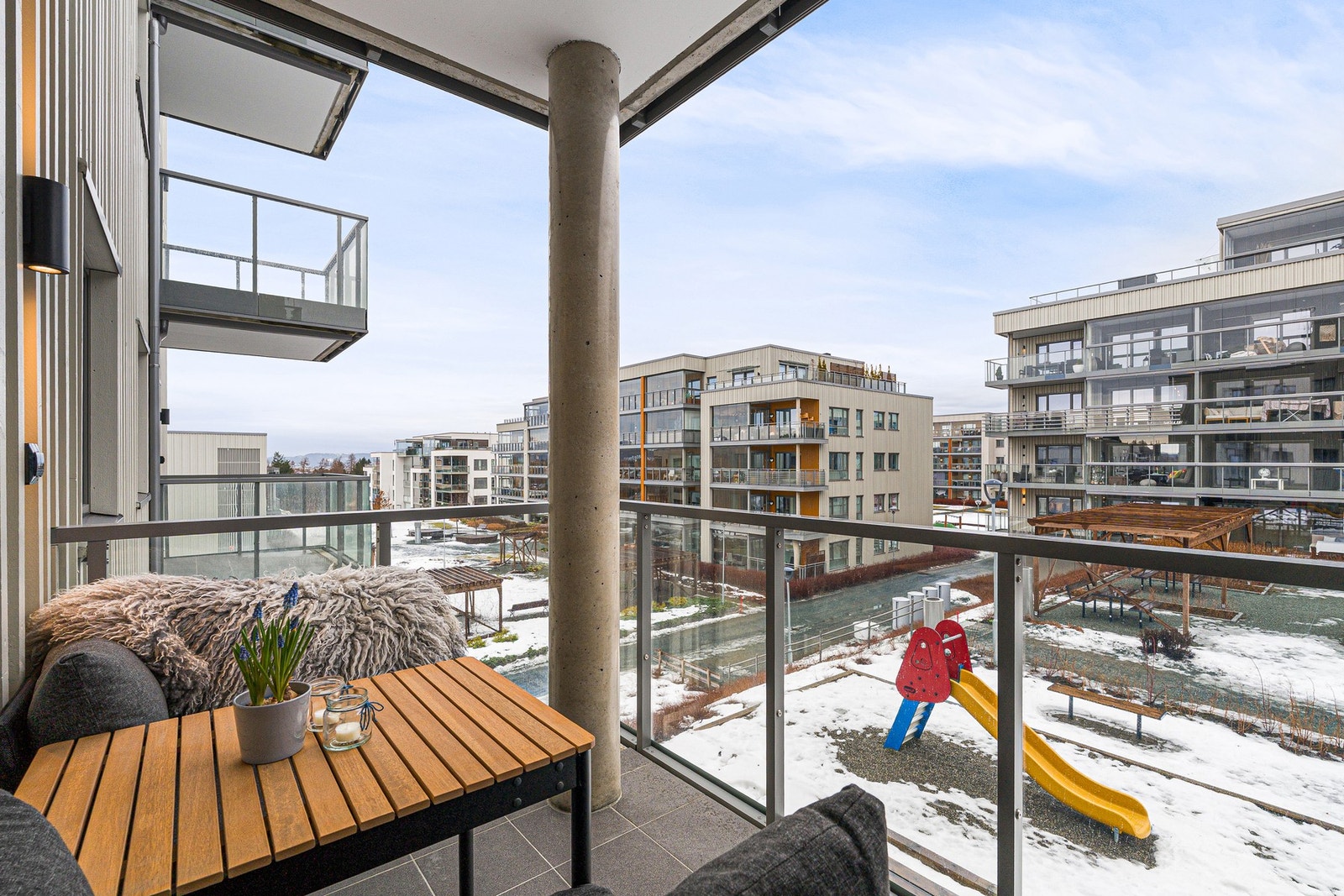 Balkongen er på ca. 4 kvm med plass til en utendørs sittegruppe. Galleribilde