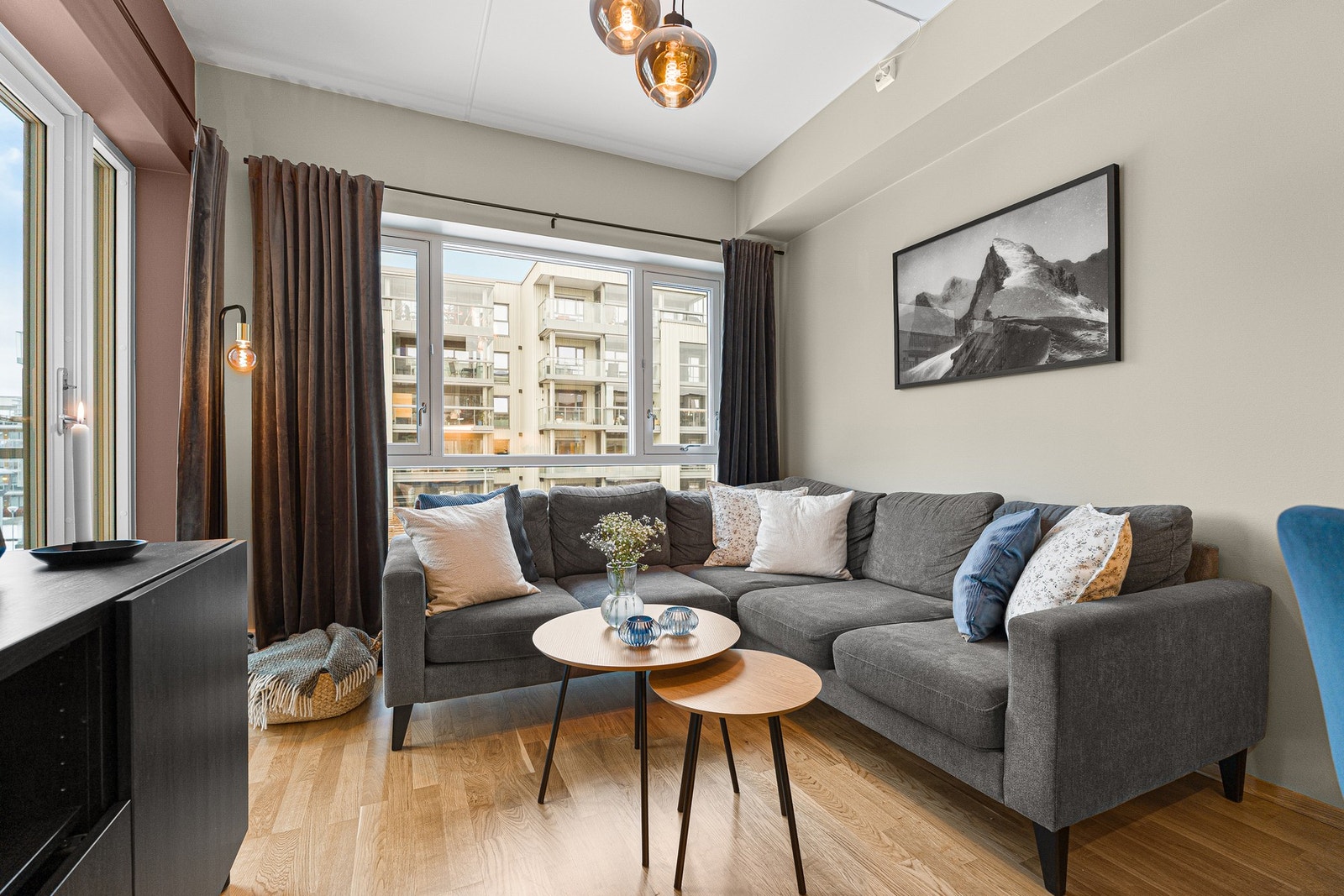 Store vindusflater sørger for godt lys inn i leiligheten. Galleribilde