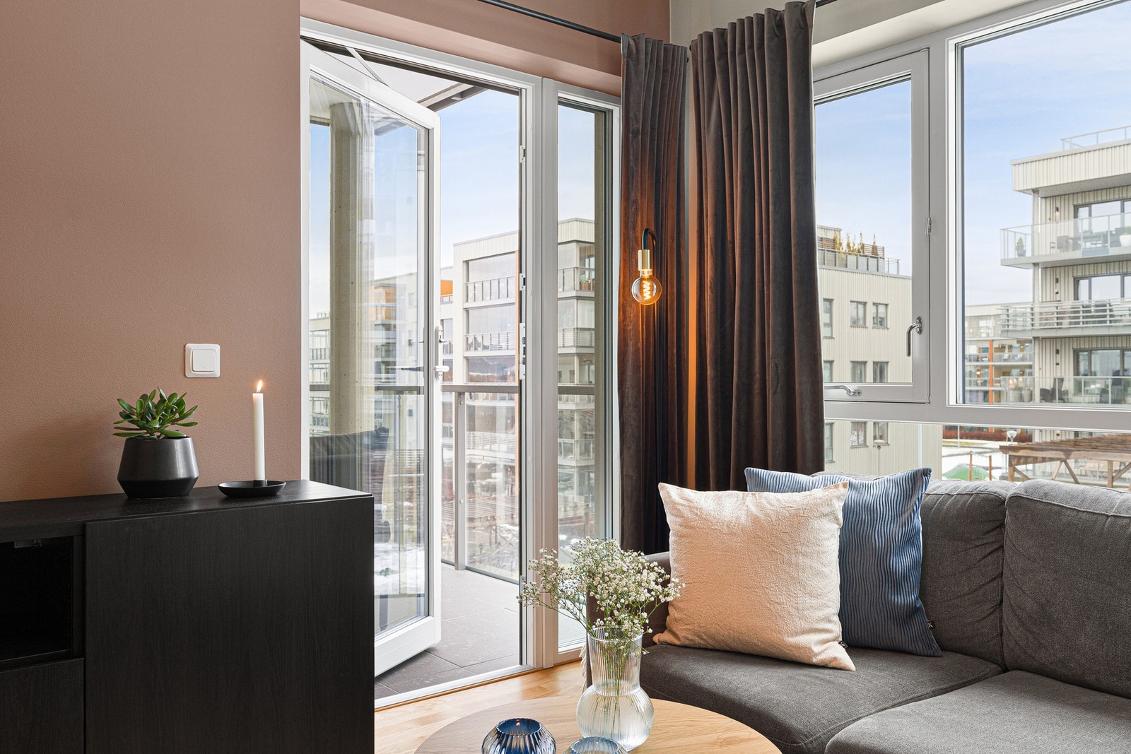 Utgang fra stuen til en trivelig balkong. Galleribilde