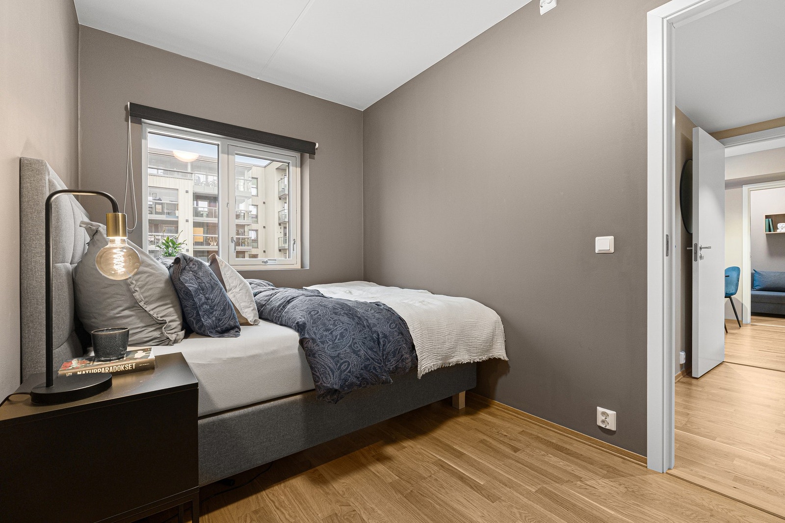 God plass til dobbeltseng samt tilhørende møblement. Galleribilde