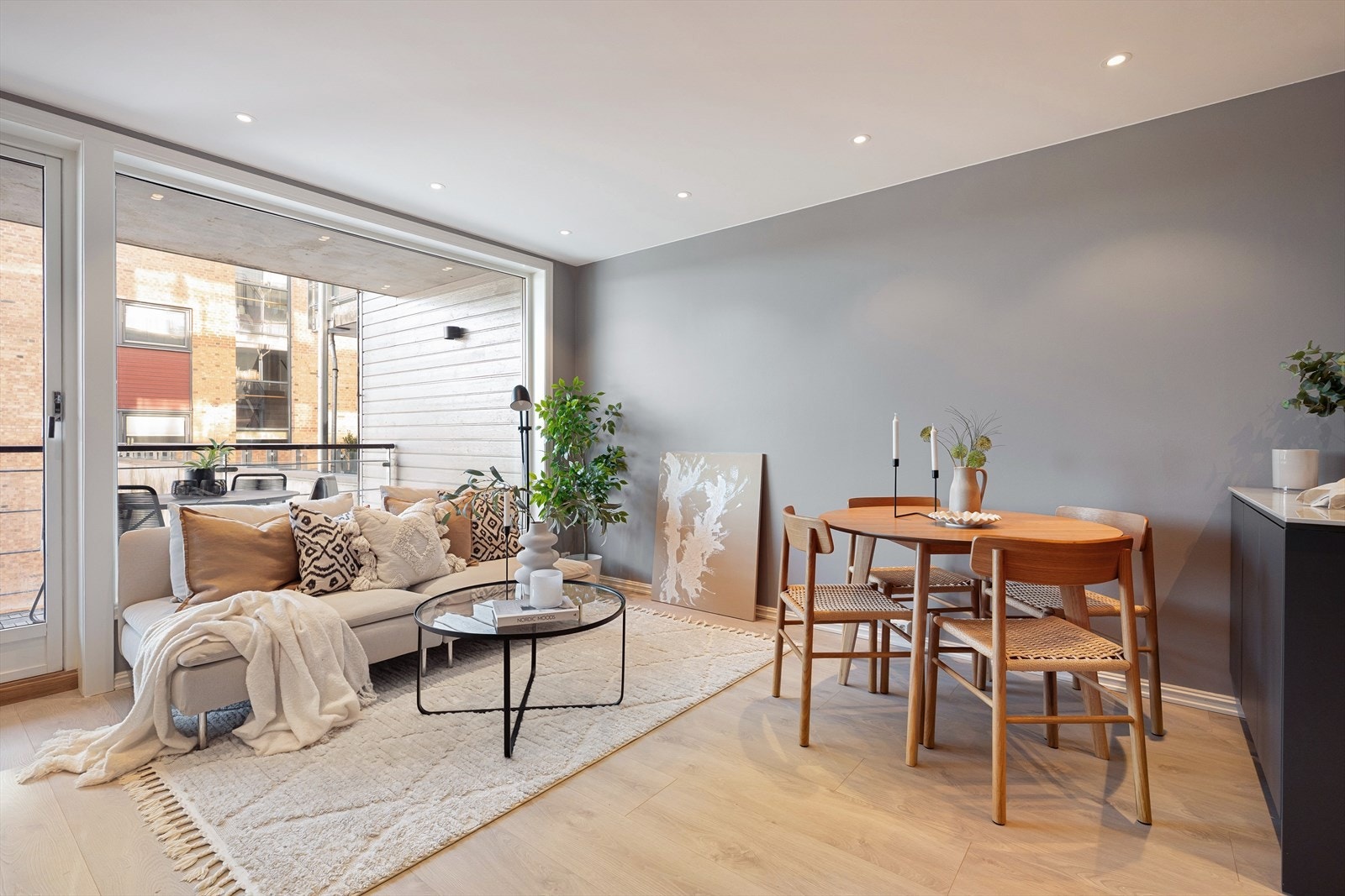 Henrik Nielsen ved Nordvik eiendom ønsker velkommen til Kjørbokollen 29. Foto: Zovenfra AS Galleribilde