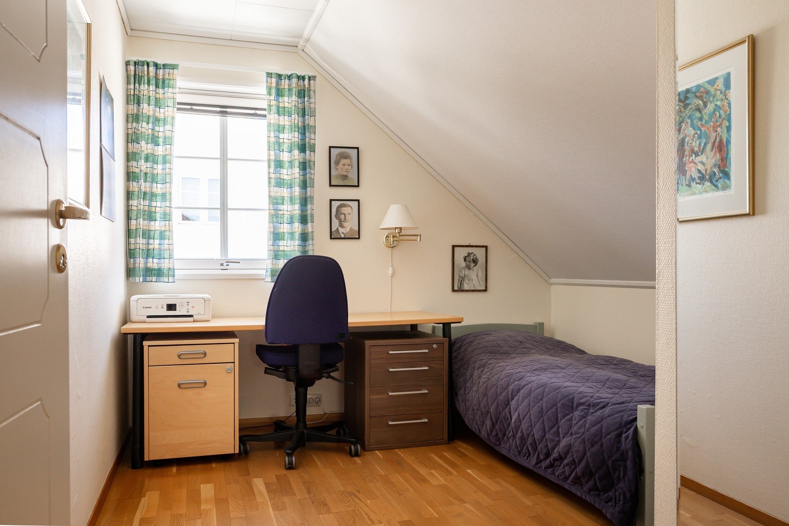 Soverom nr. 2 med plassbygd garderobeskap. Galleribilde