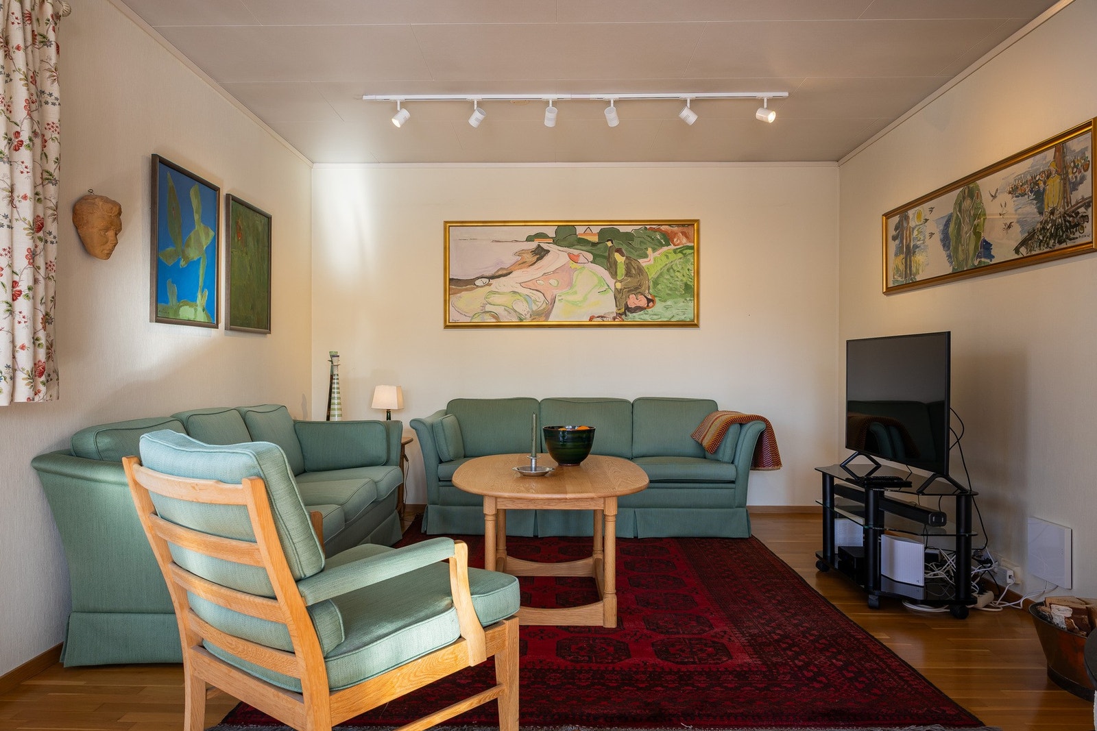 Stuen er naturlig inndelt med egen TV- og sofakrok. Galleribilde