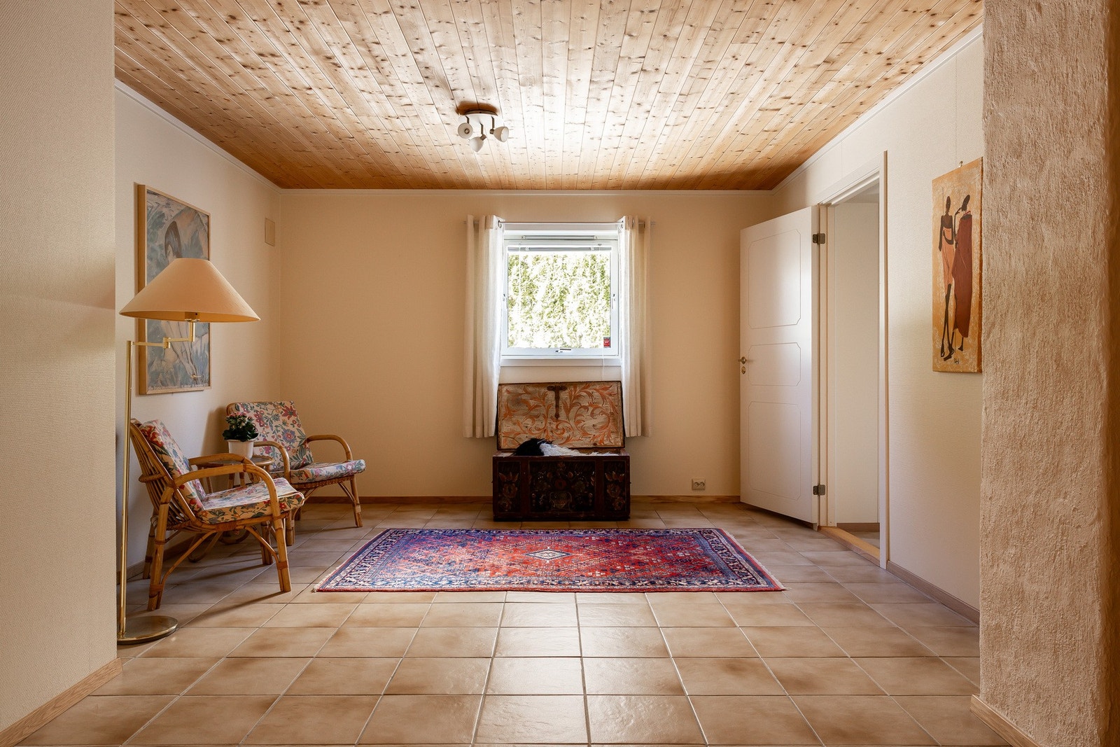 Romslig kjellerstue. Galleribilde