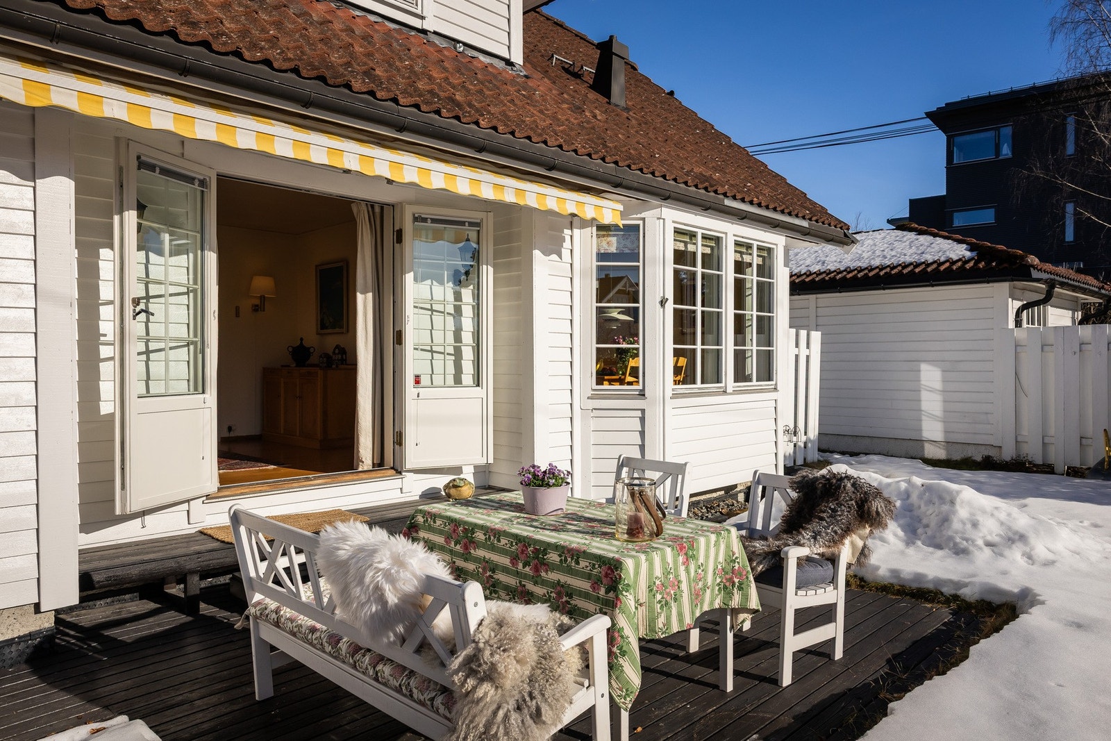 Uteplassen gir gode rammer for uteopphold gjennom sesongen og kan enkelt innredes med utemøbler, grill og beplantning. Galleribilde