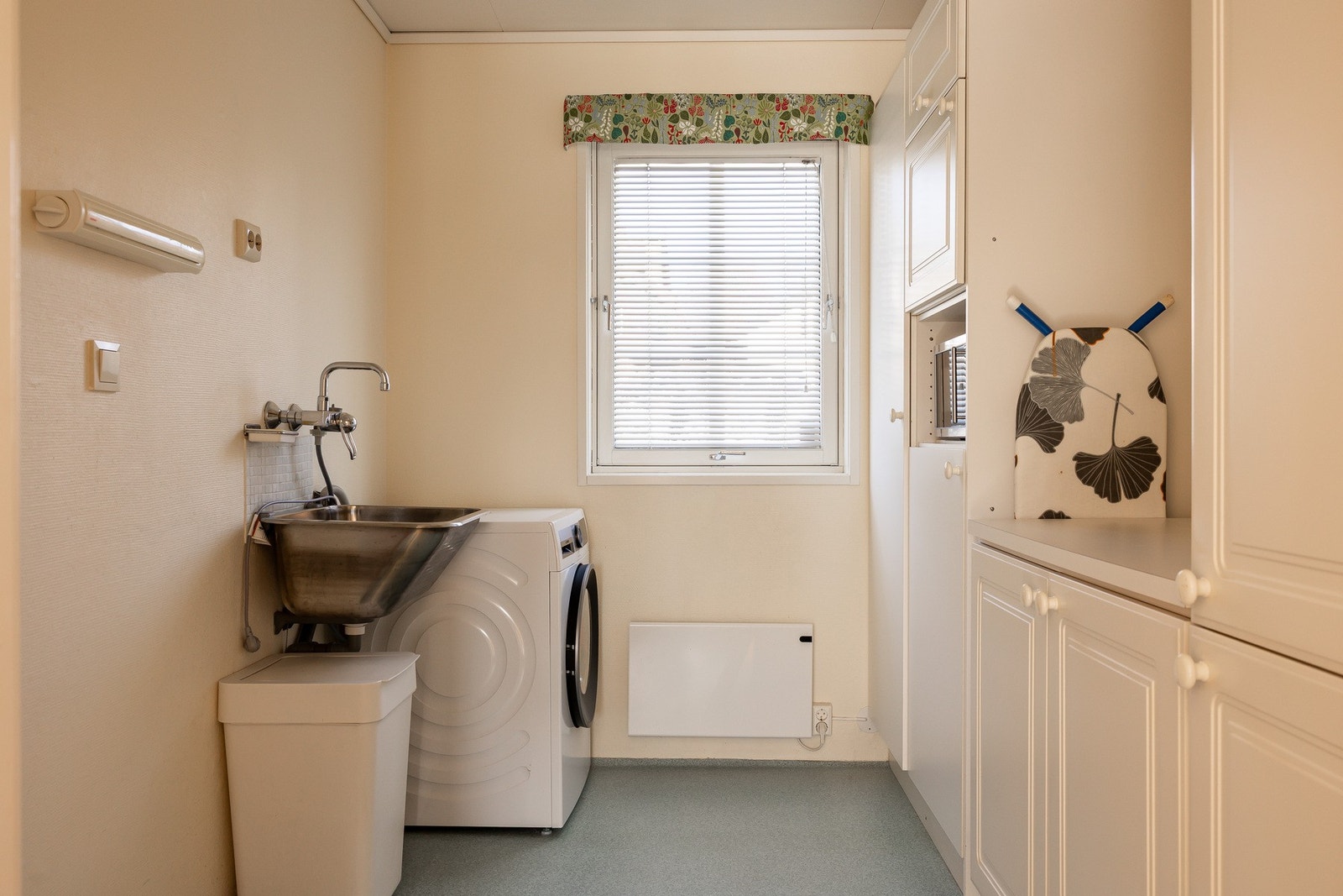 Fra kjøkkenet er det adkomst til et vaskerom med behov for oppgradering. Galleribilde