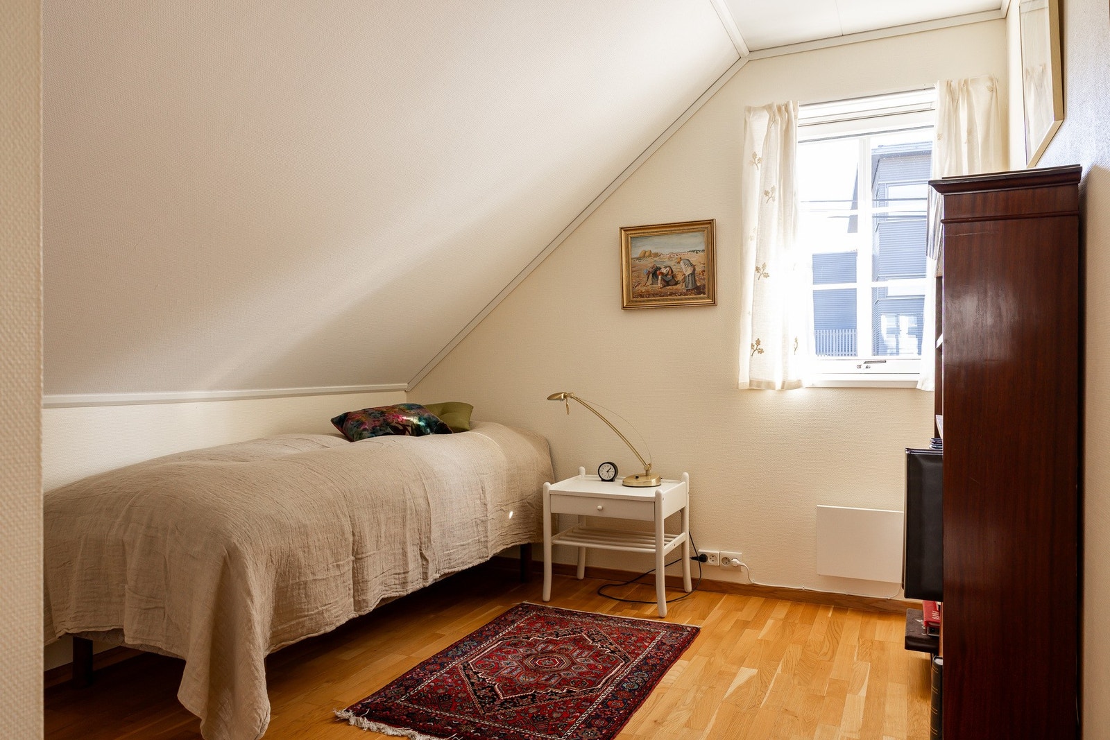 Soverom nr. 3. Rommet er også innredet med plassbygd garderobeskap. Galleribilde