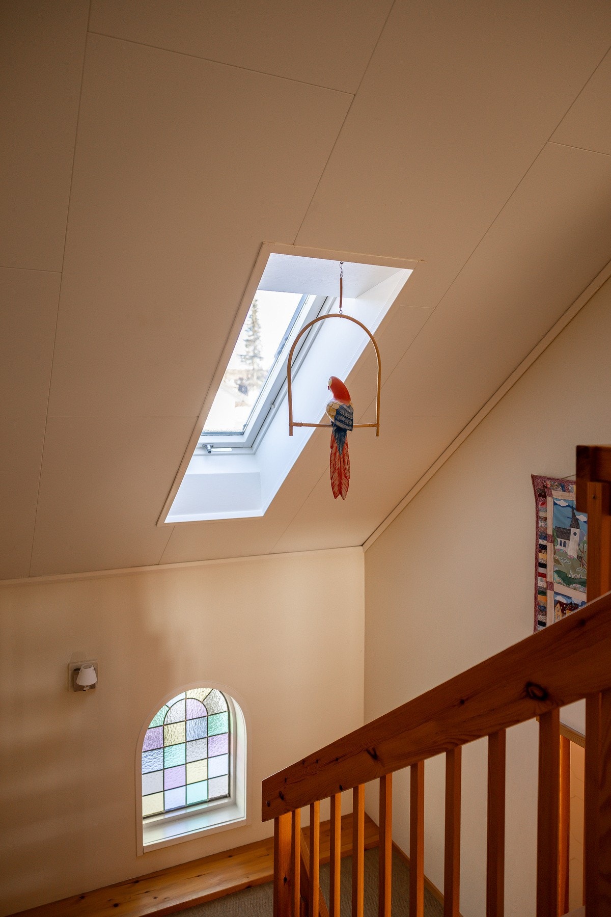 Trappeoppgang med takvindu og dekorativt glassfelt som slipper inn rikelig med naturlig dagslys. Galleribilde