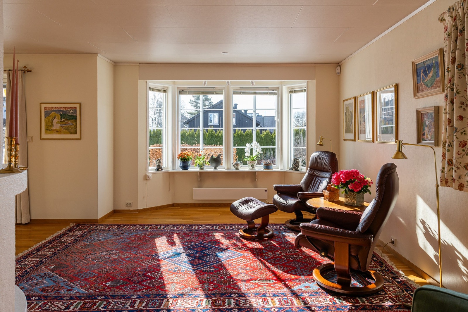 De store vindusflatene gir rikelig med naturlig lysinnslipp. Galleribilde