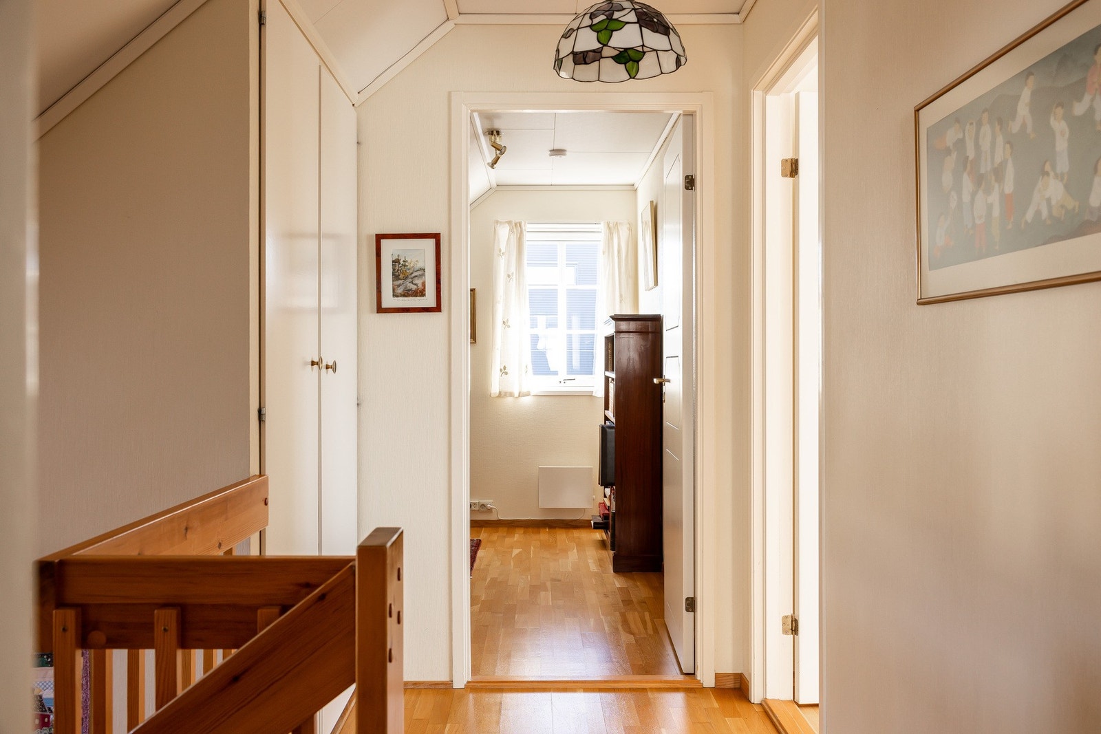 2. etasje består av gang, tre soverom, bad og innvendig kott. Galleribilde