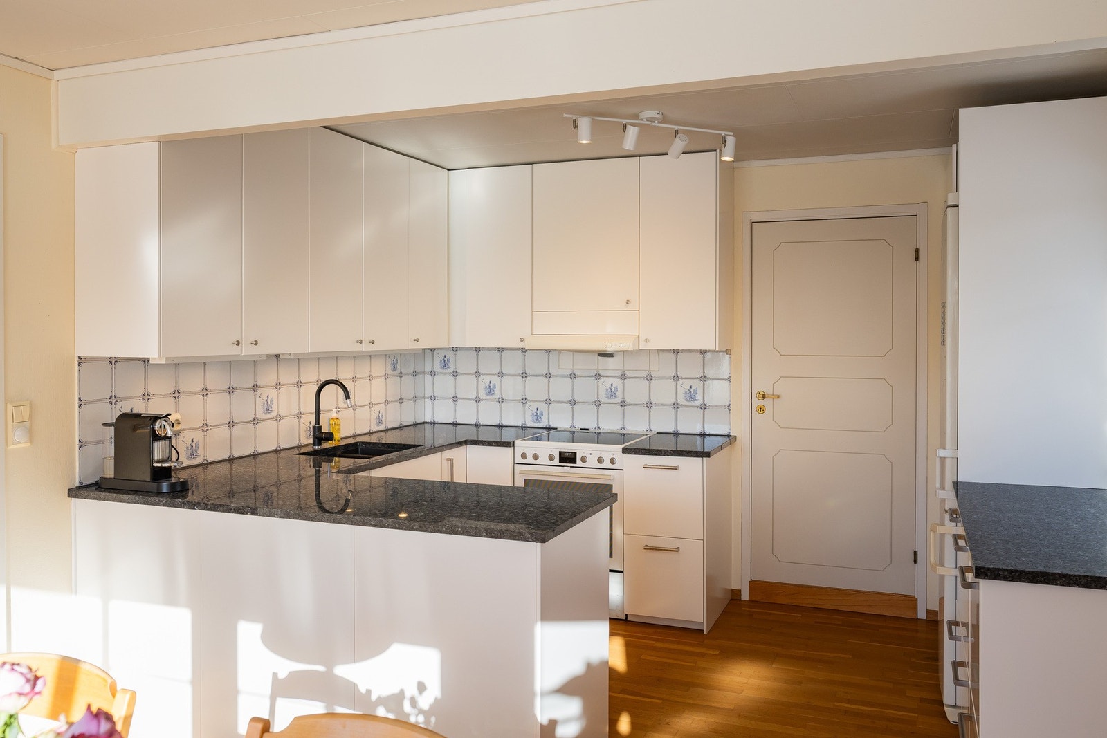 Lyst, velholdt kjøkken fra 2022. Galleribilde