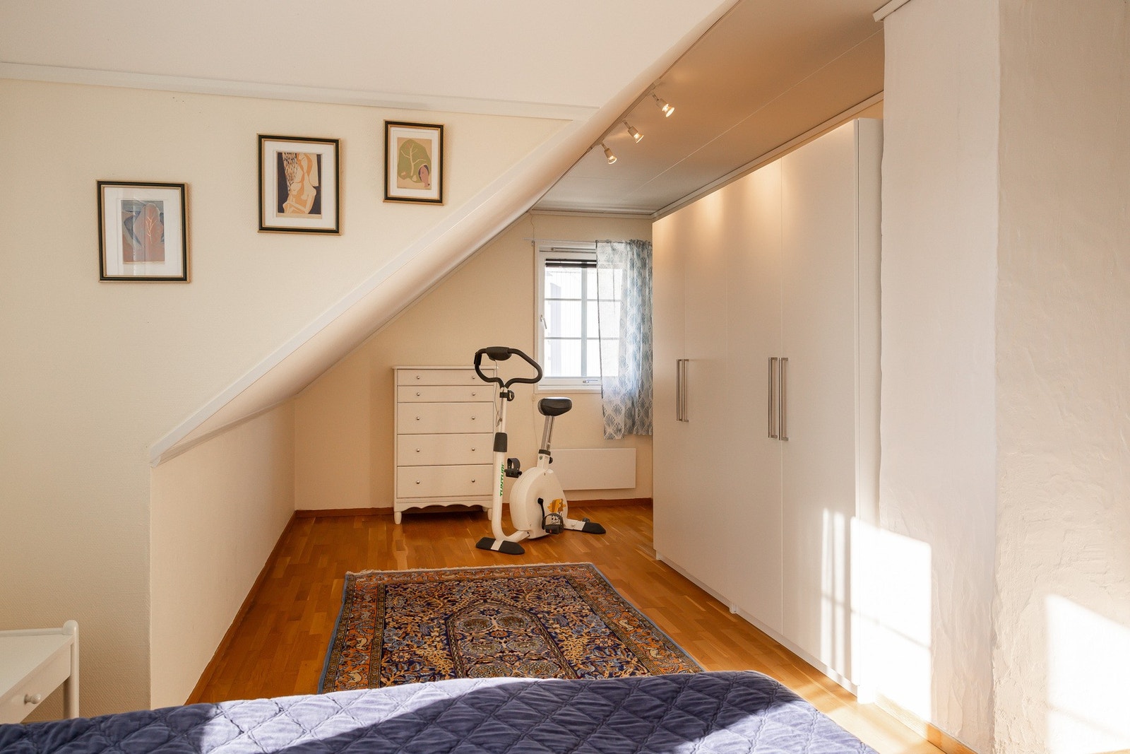 Rommet er innredet med garderobeskap. Galleribilde