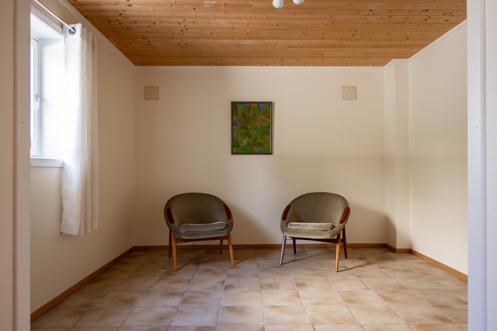 Fra rommet er det adkomst til et innredet kjellerrom (ikke godkjent for varig opphold). Galleribilde