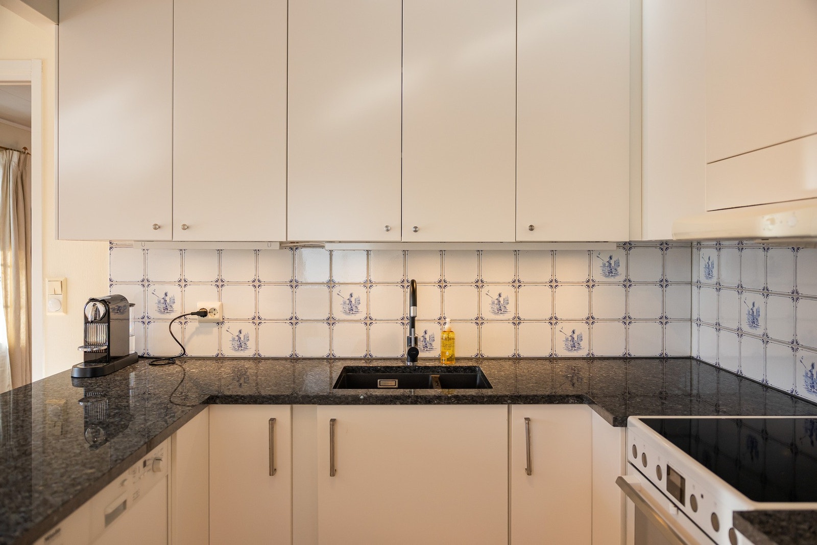 Innredningen har glatte fronter i lys utførelse kombinert med benkeplate av granitt. Galleribilde