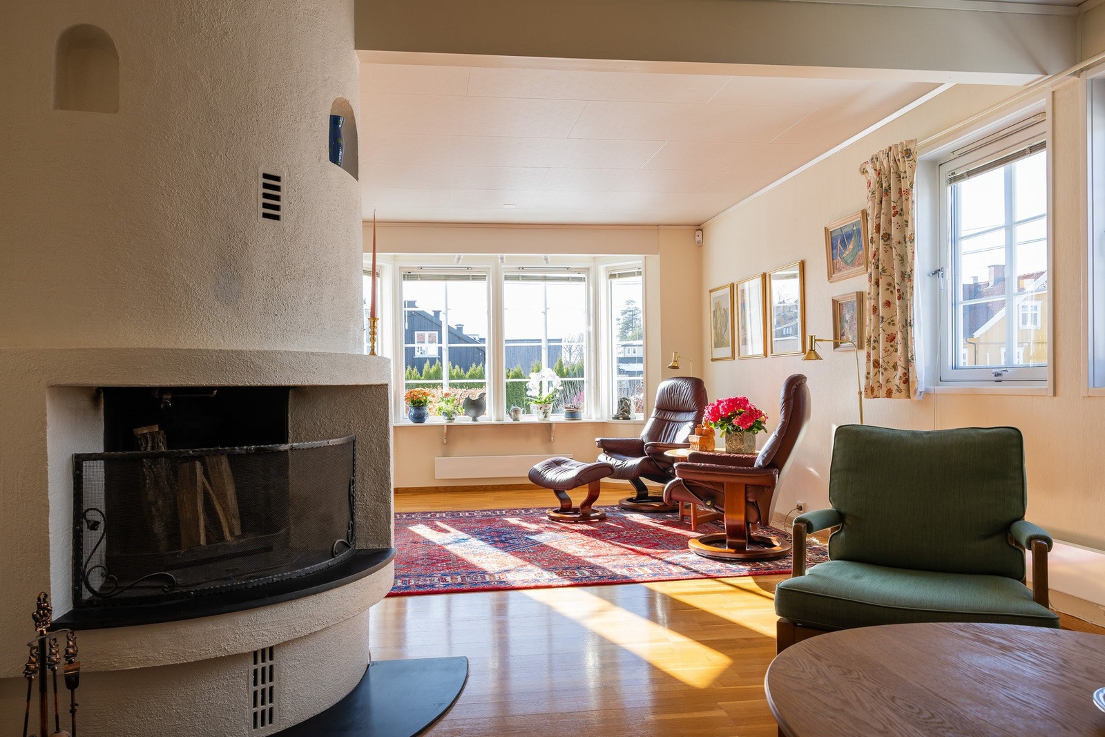 Karakteristisk Dovre peis i stue som gir god varme og ekstra hygge på kalde vinterdager. Galleribilde